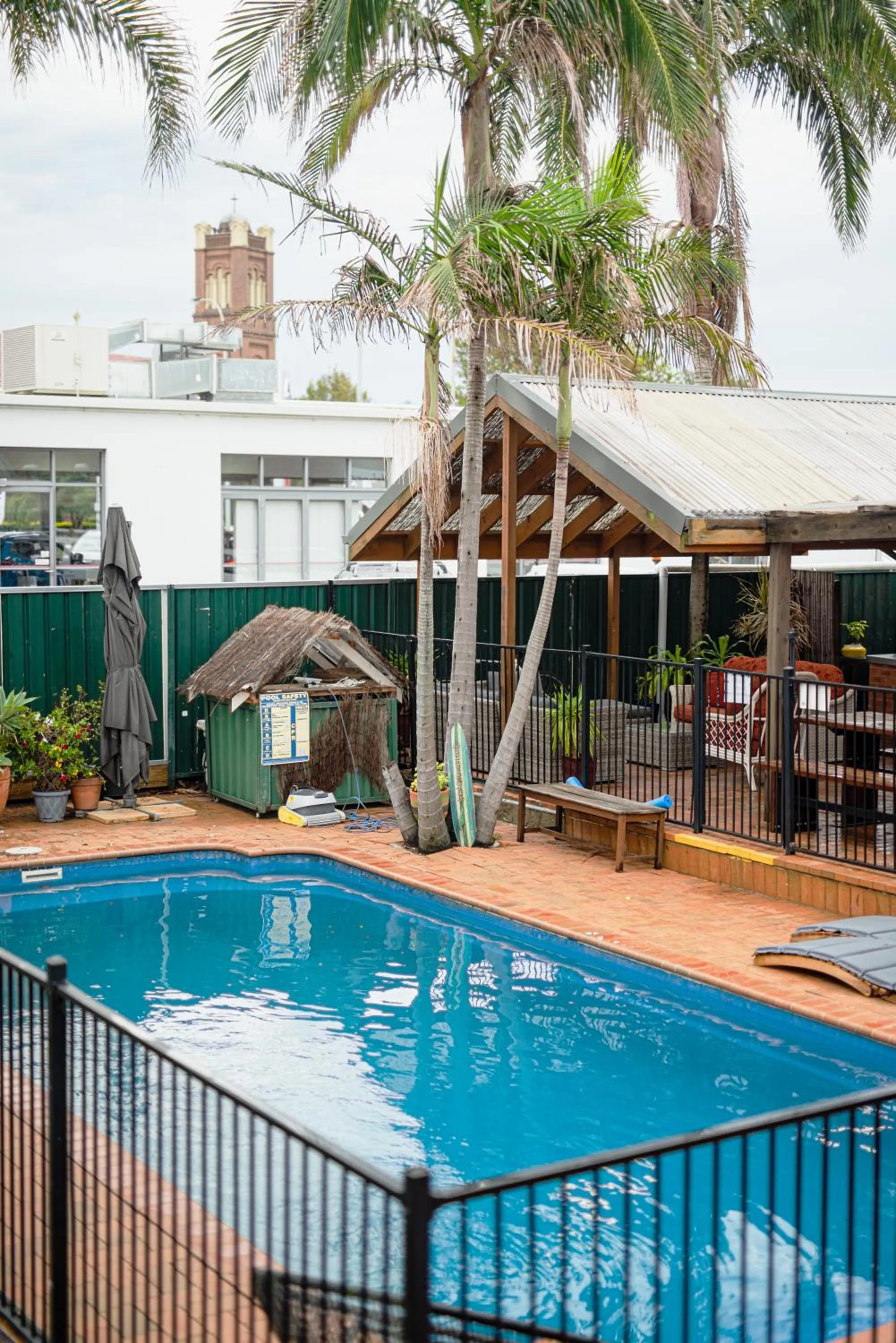 Swimming pool in Backpackers Newcastle