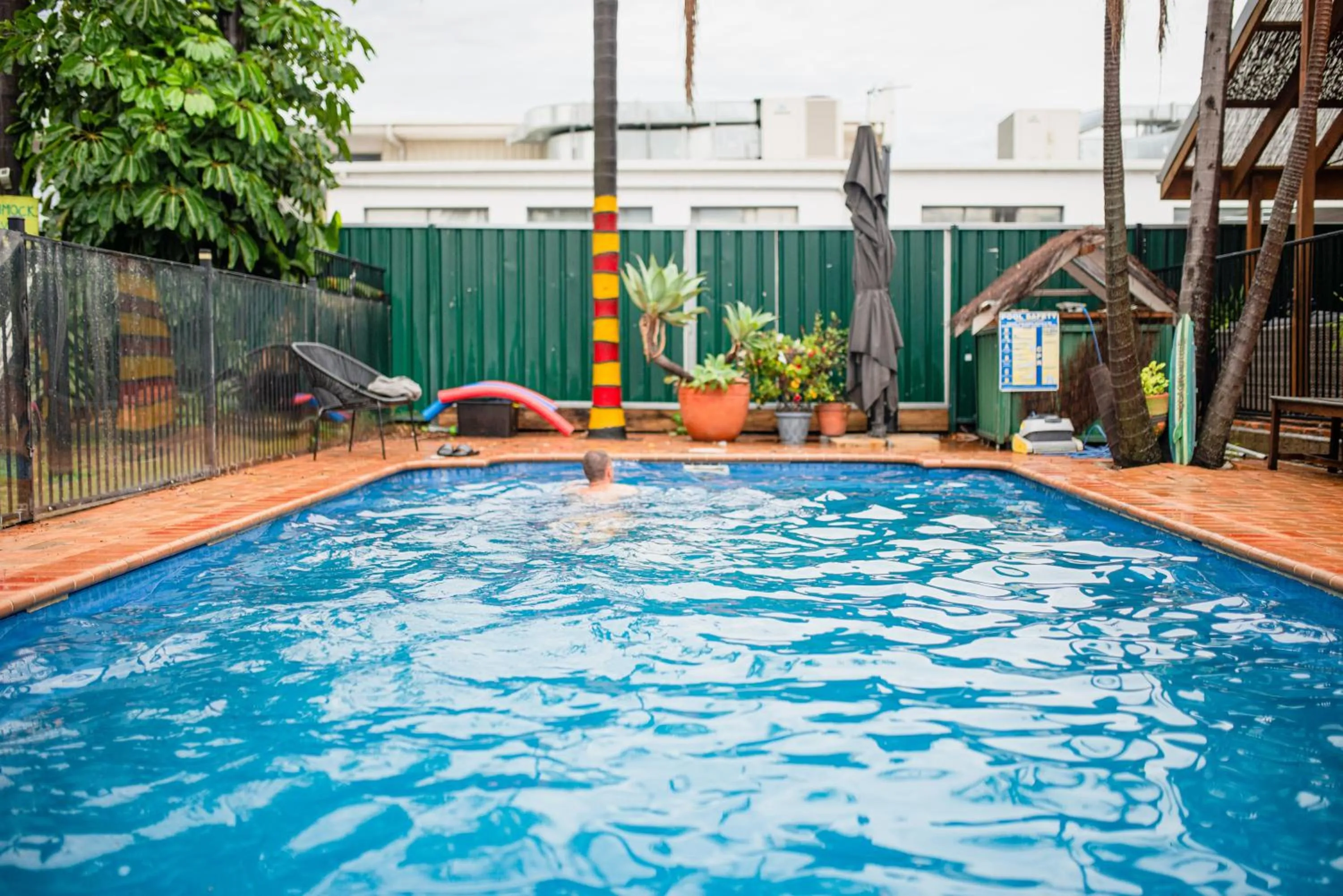 Swimming pool in Backpackers Newcastle