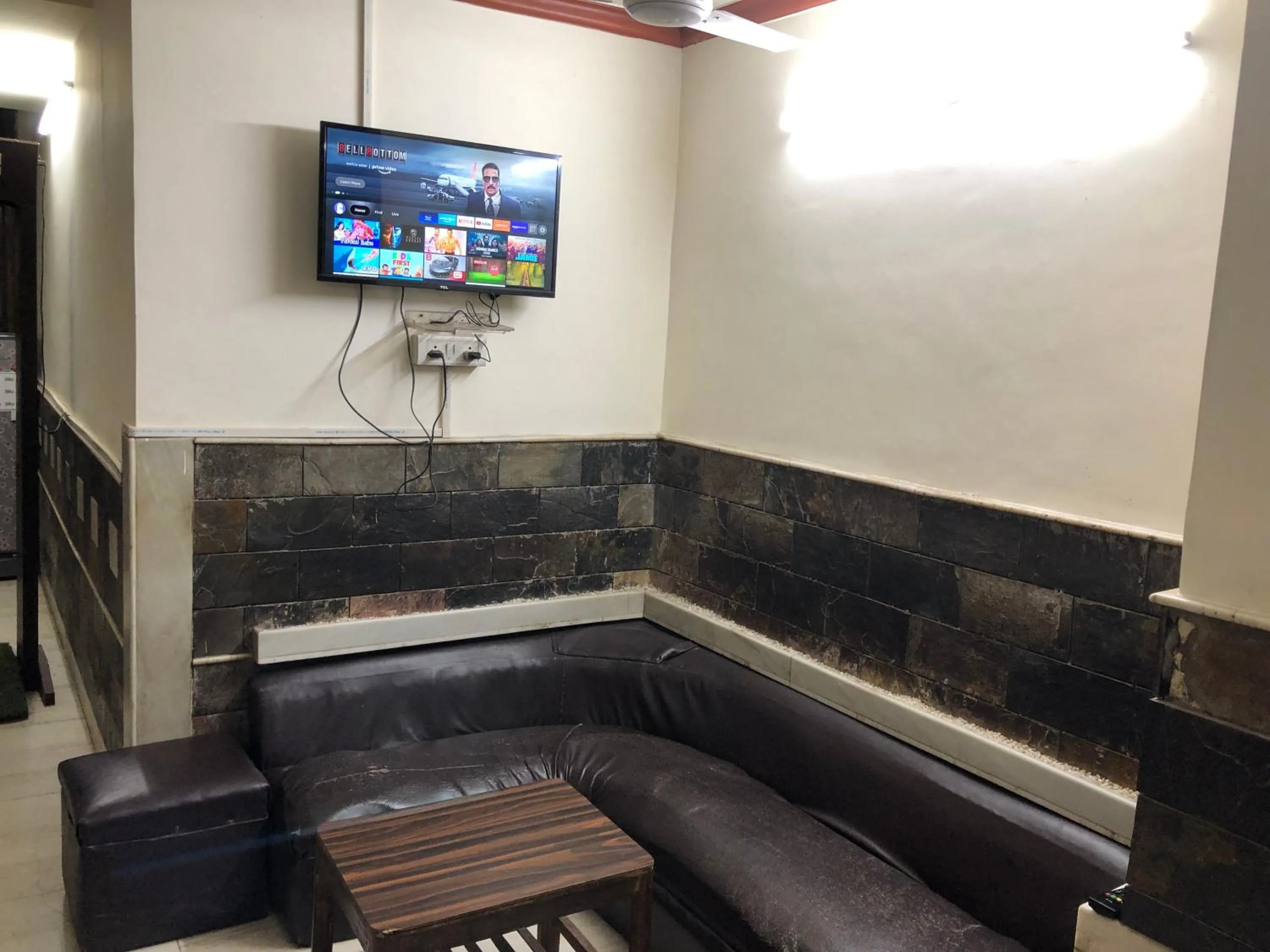 Lobby or reception, TV/Entertainment Center in Yes Please Guest House