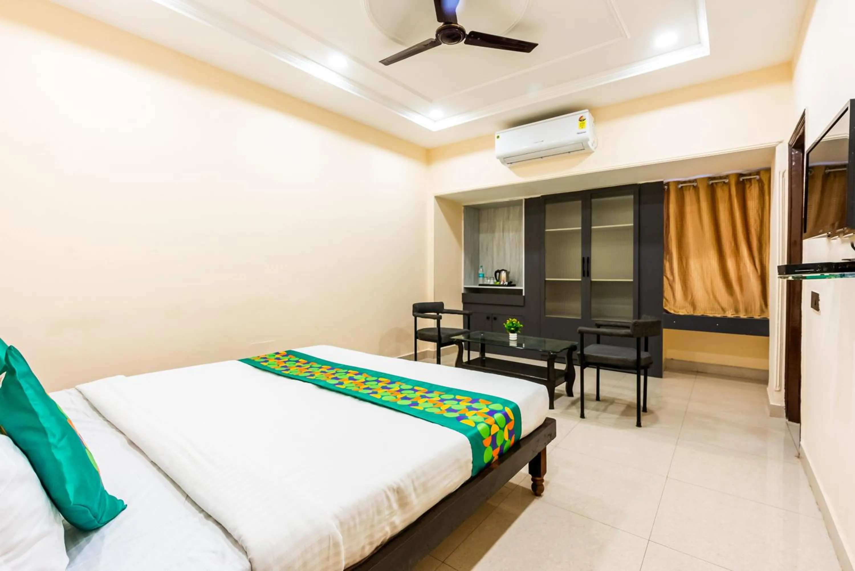 Bedroom in Treebo Edge Raipur Railway Station