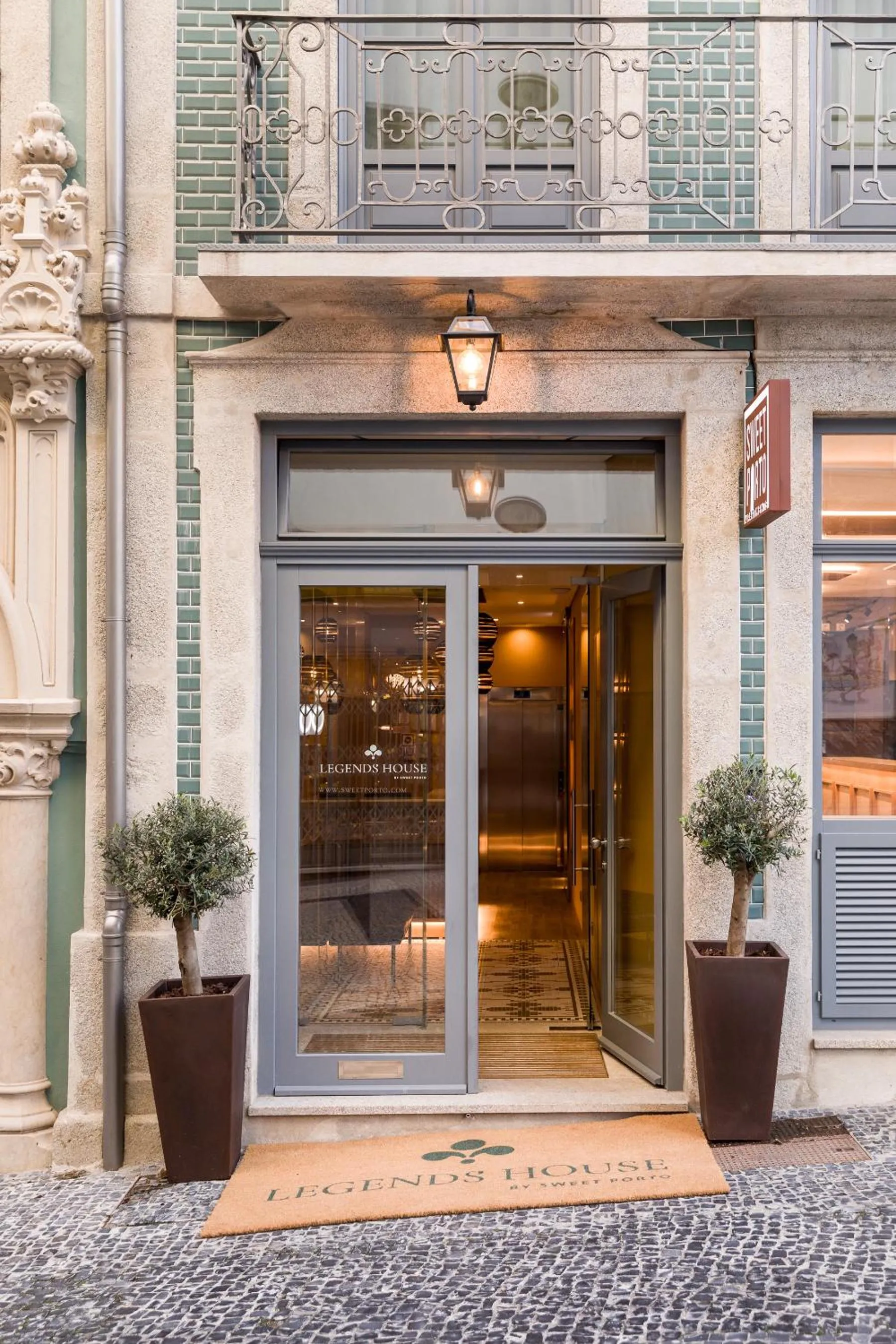 Facade/entrance in Legends House by Sweet Porto