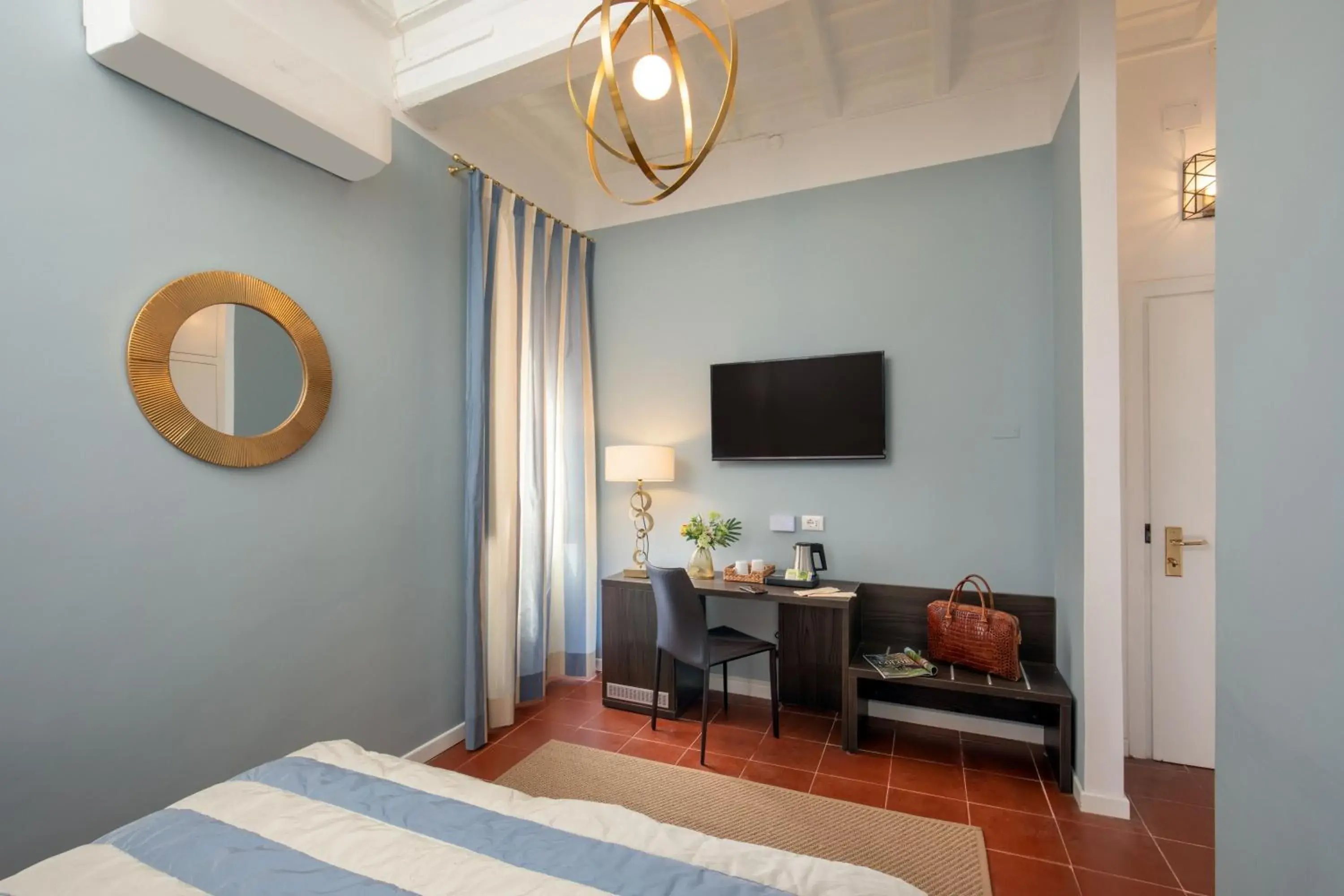 Deluxe Double Room with Bath in Belsiana House Deluxe Double Room with Bath in Belsiana House