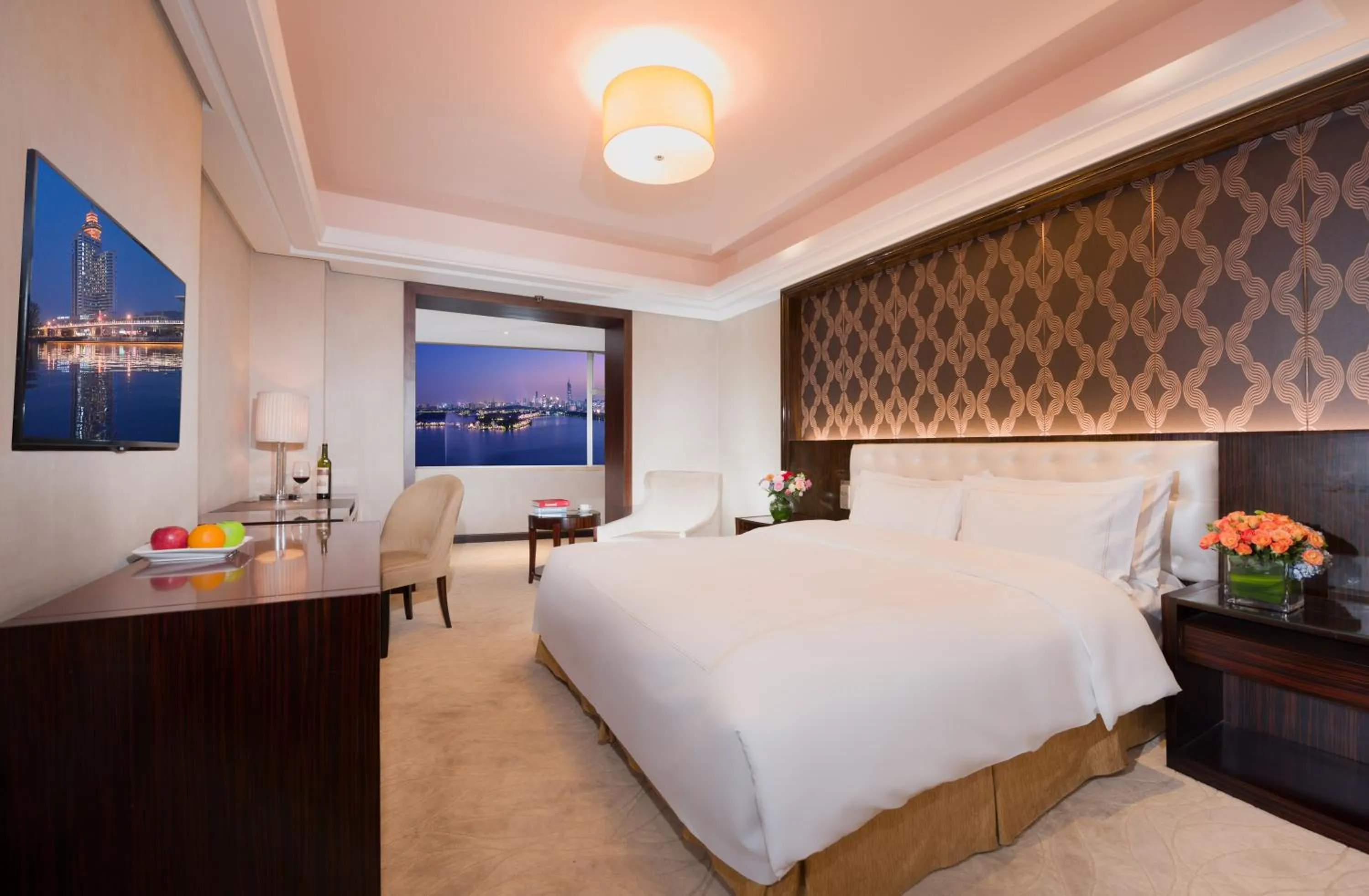 Photo of the whole room, Bed in Shu Guang International Hotel