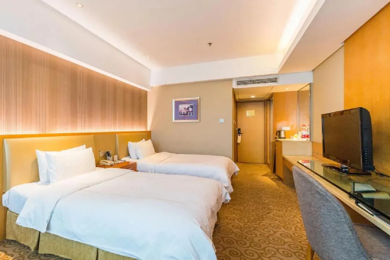 Photo of the whole room, Bed in Shu Guang International Hotel