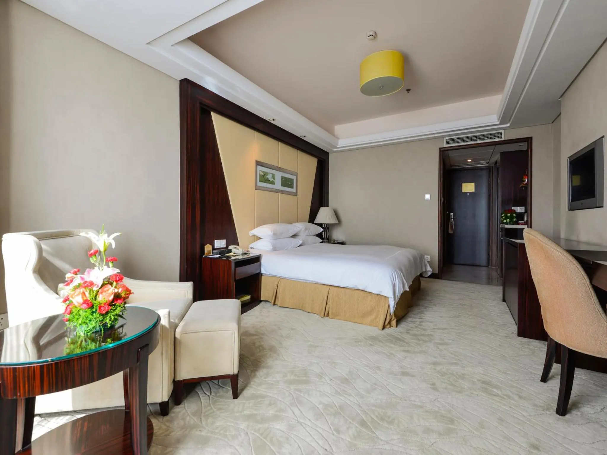 Photo of the whole room, Bed in Shu Guang International Hotel