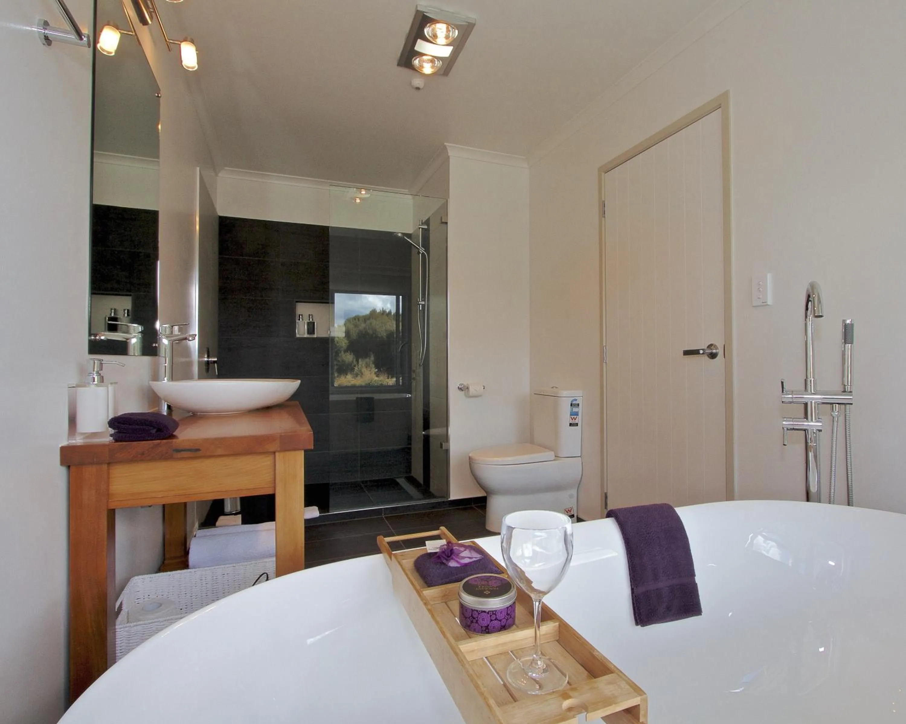 Shower, Bed in Tongariro Suites