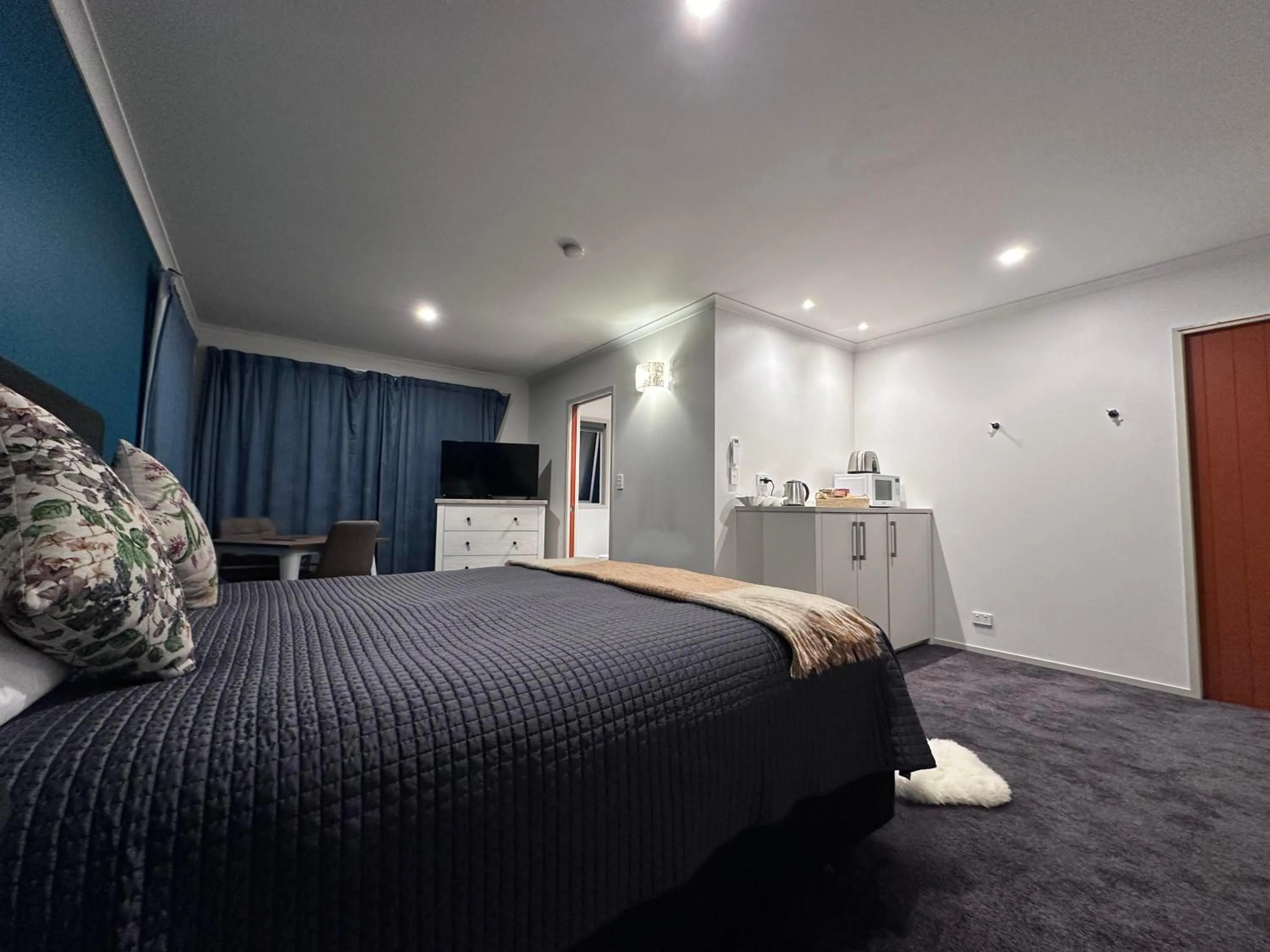 TV and multimedia, Bed in Tongariro Suites
