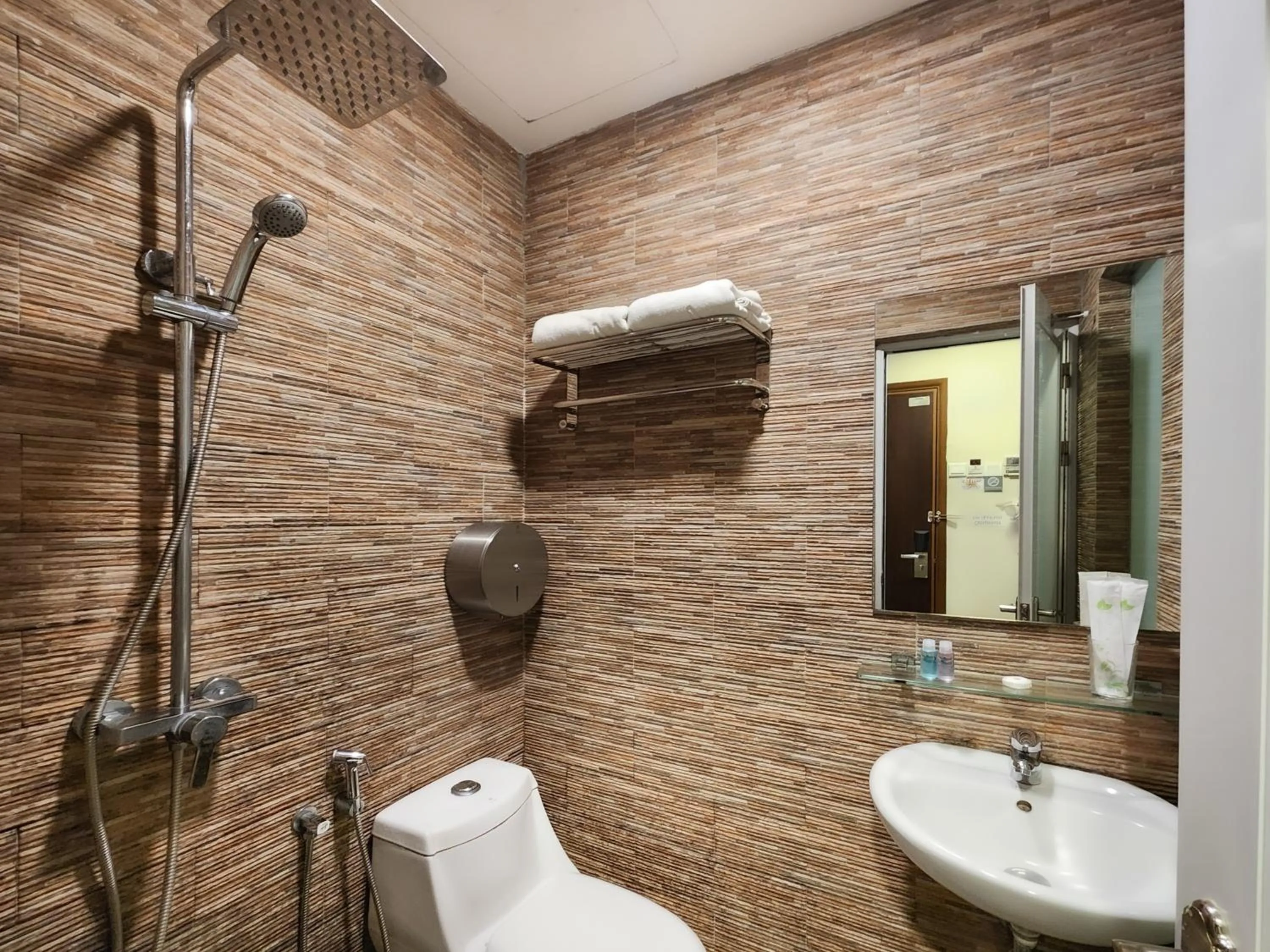 Shower in Izumi Hotel Bukit Bintang Kuala Lumpur