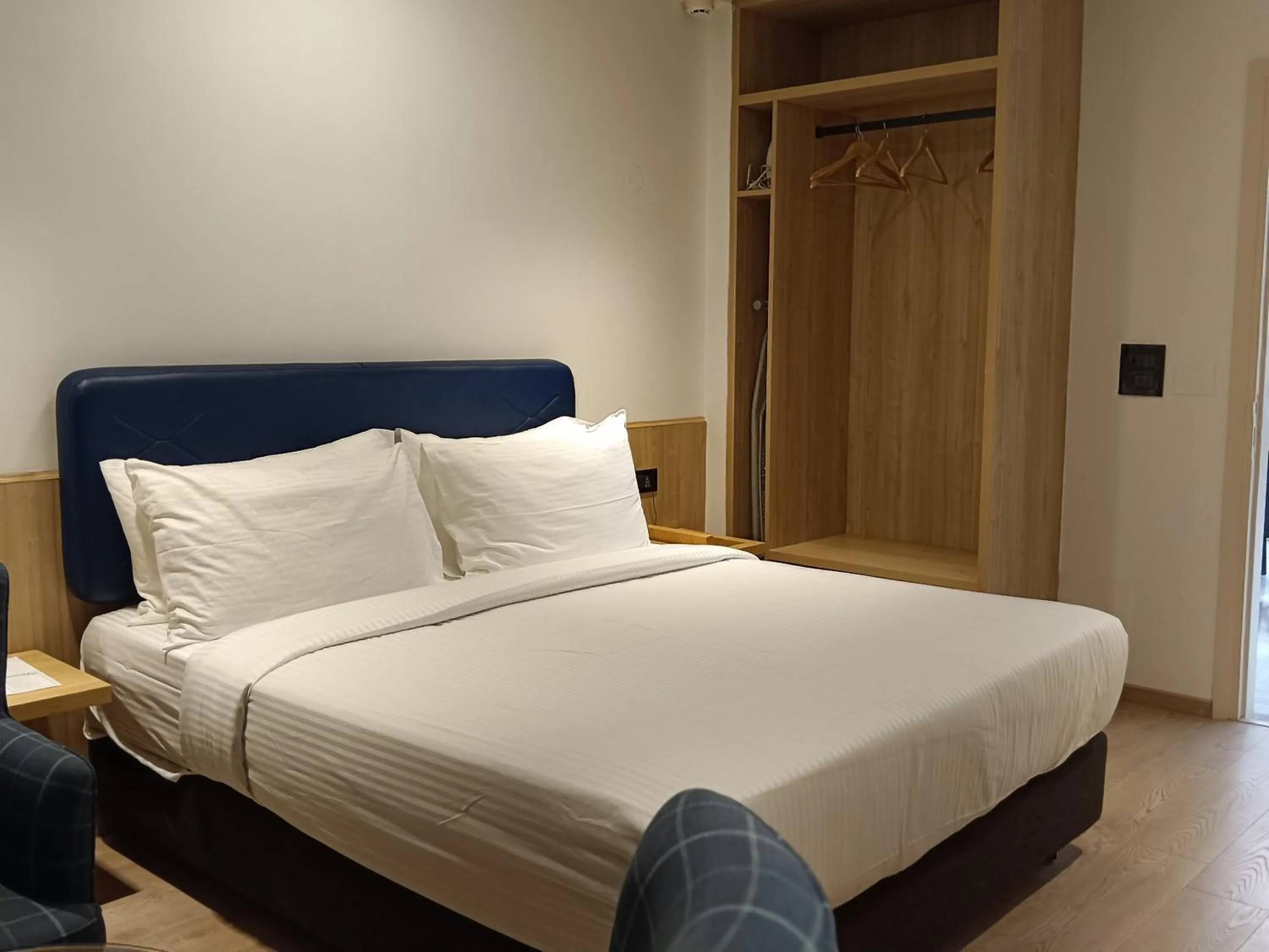 Bed in The Legend Inn Delhi