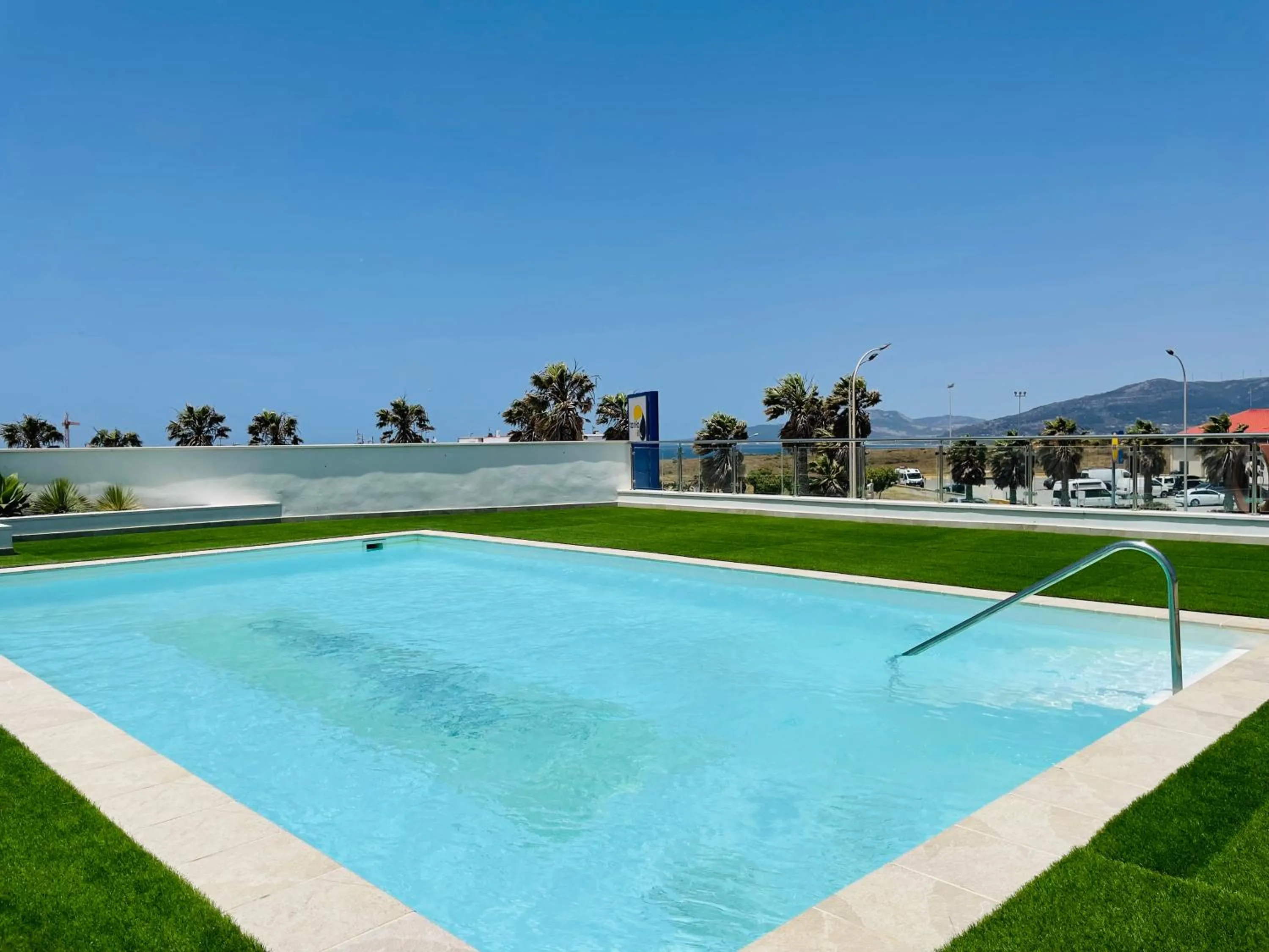 Precioso apartamento con vistas parciales, garaje y piscina
