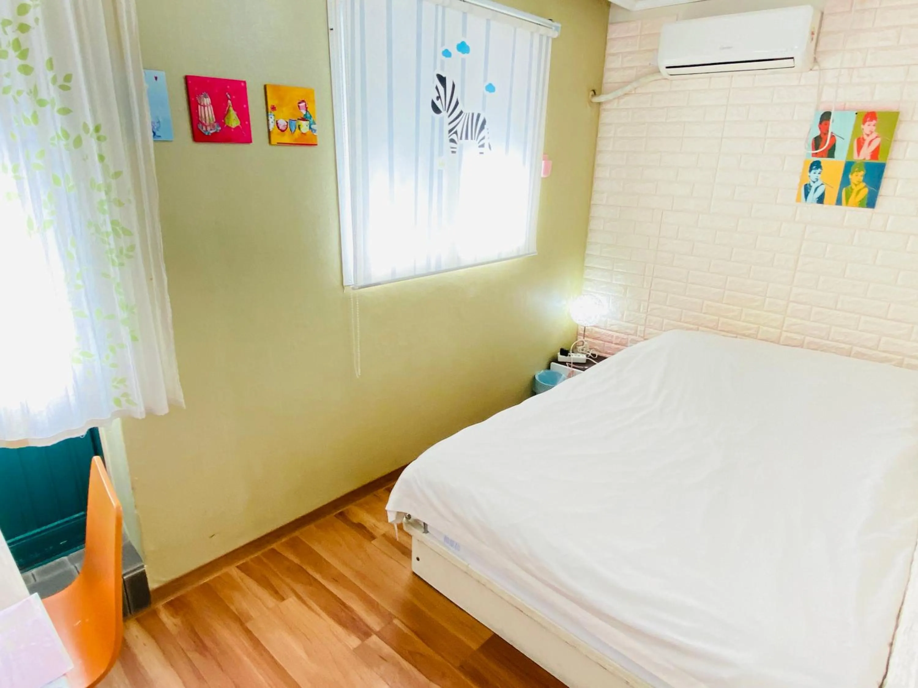 Photo of the whole room, Bed in Aroha Guesthouse Seoul Station