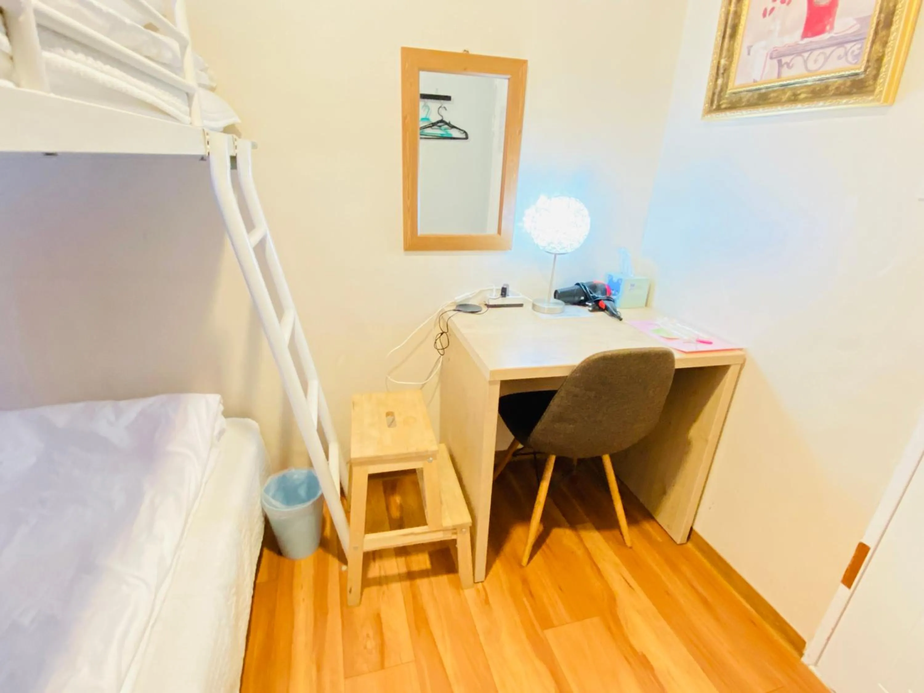 Photo of the whole room, Bed in Aroha Guesthouse Seoul Station