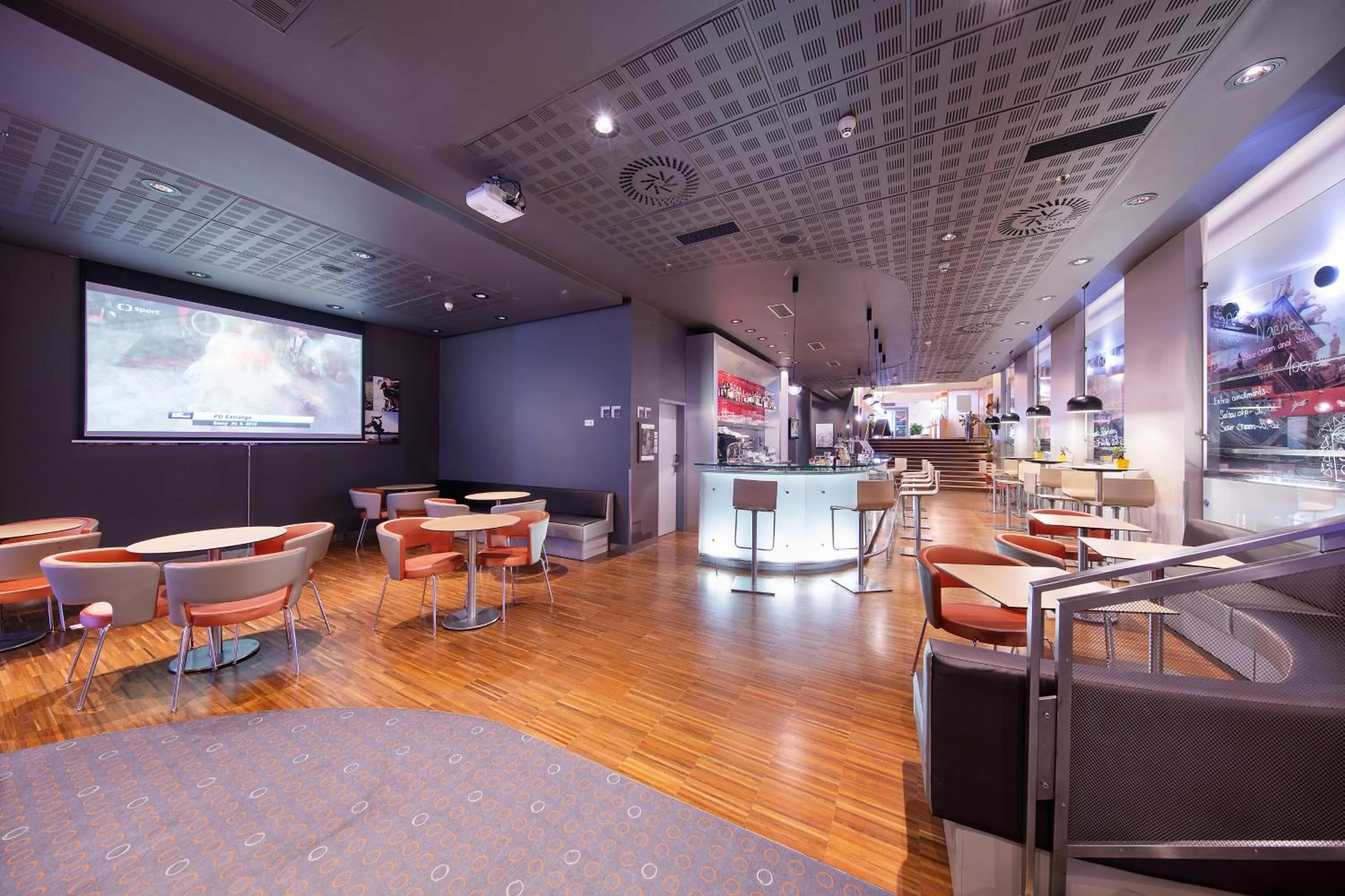 Communal lounge/ TV room in Ibis Praha Old Town