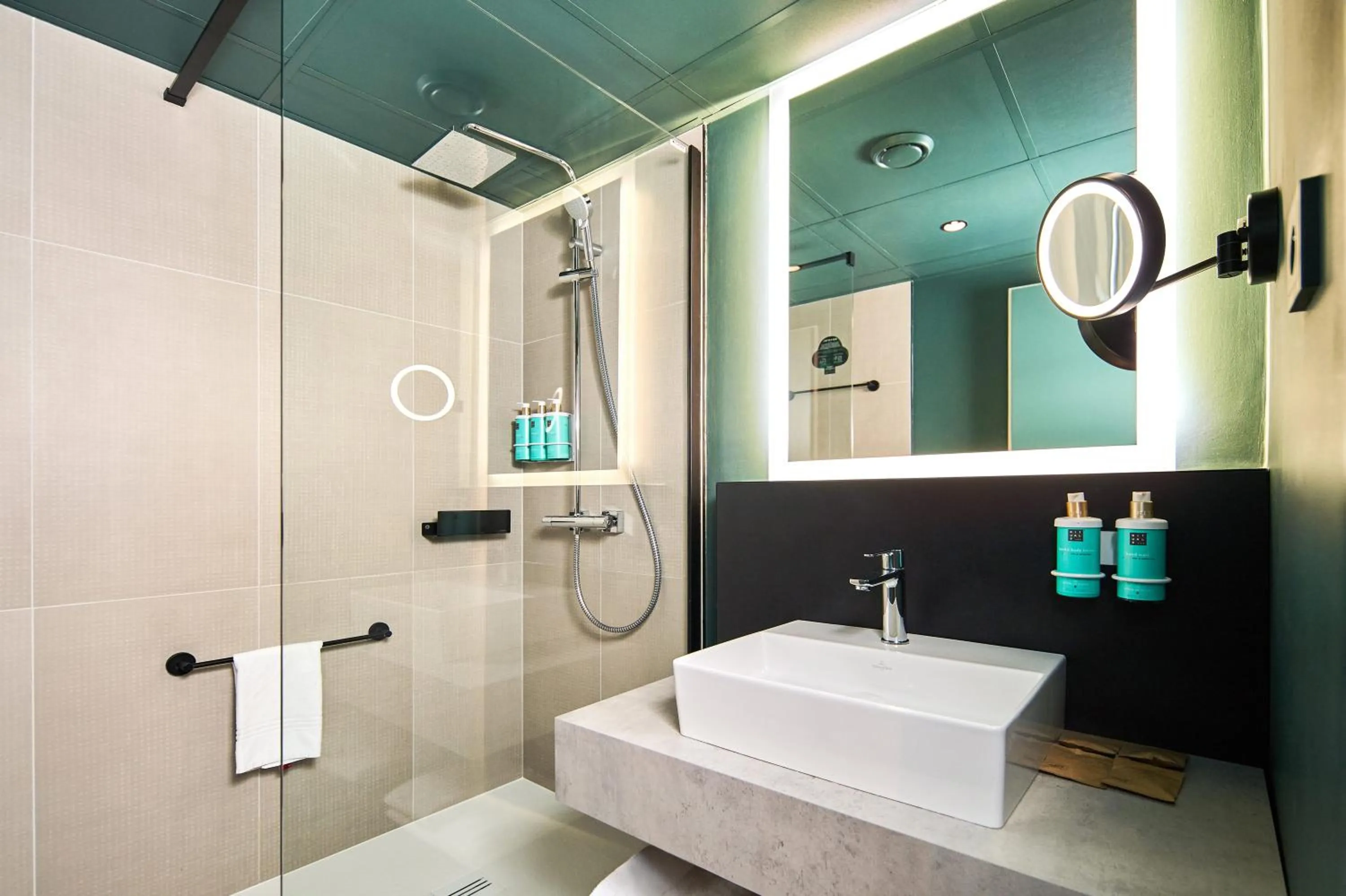 Shower in Novotel Praha Wenceslas Square