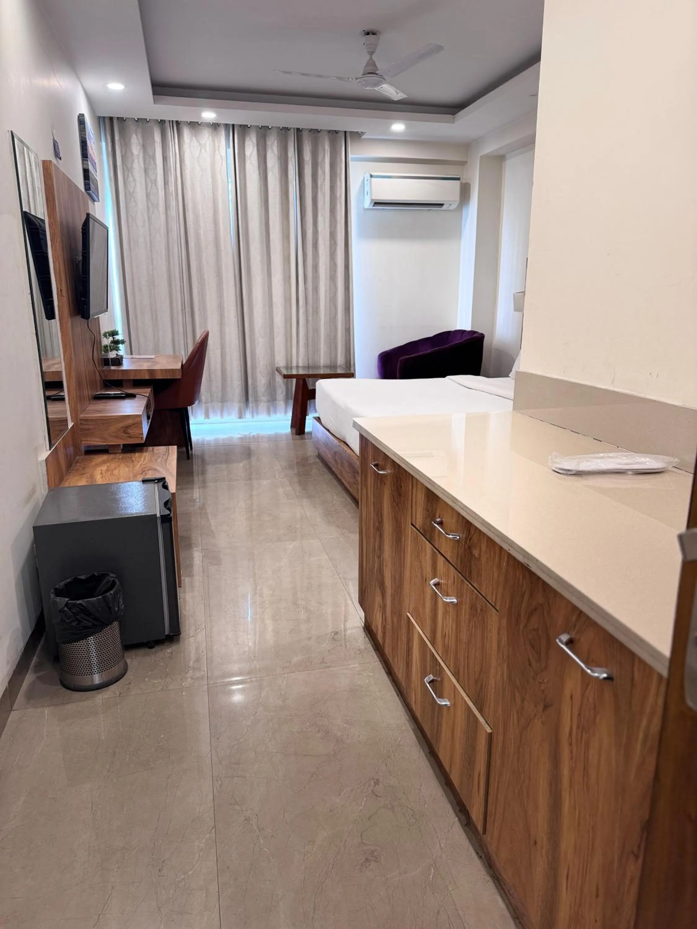 Photo of the whole room, Bed in Hotel Golf View Suites-Golf Course Road Gurgaon