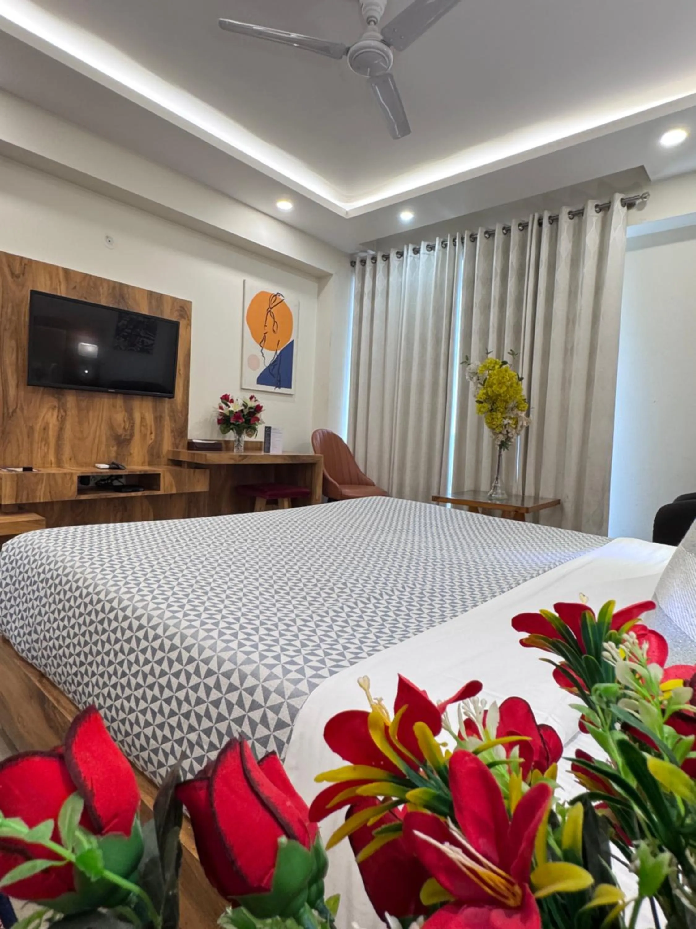 Photo of the whole room in Hotel Golf View Suites-Golf Course Road Gurgaon