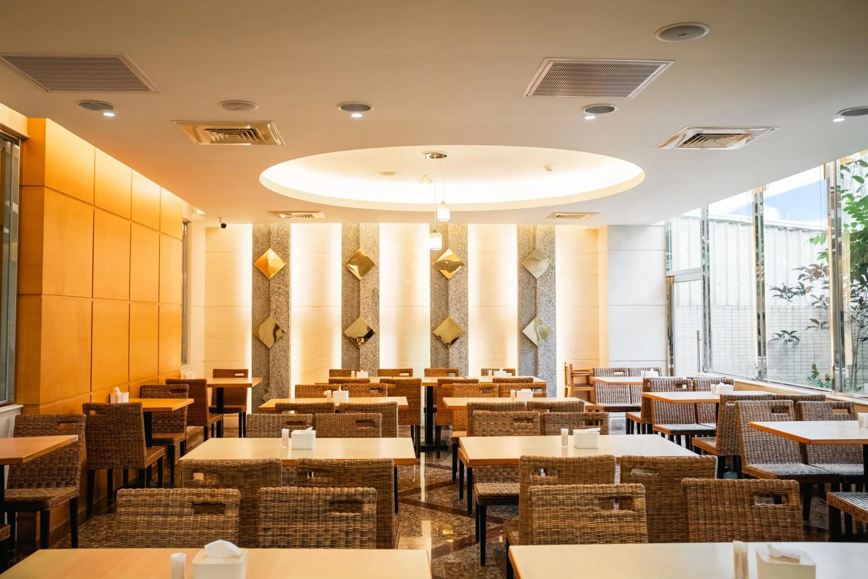 Restaurant/places to eat in KKS Hotel