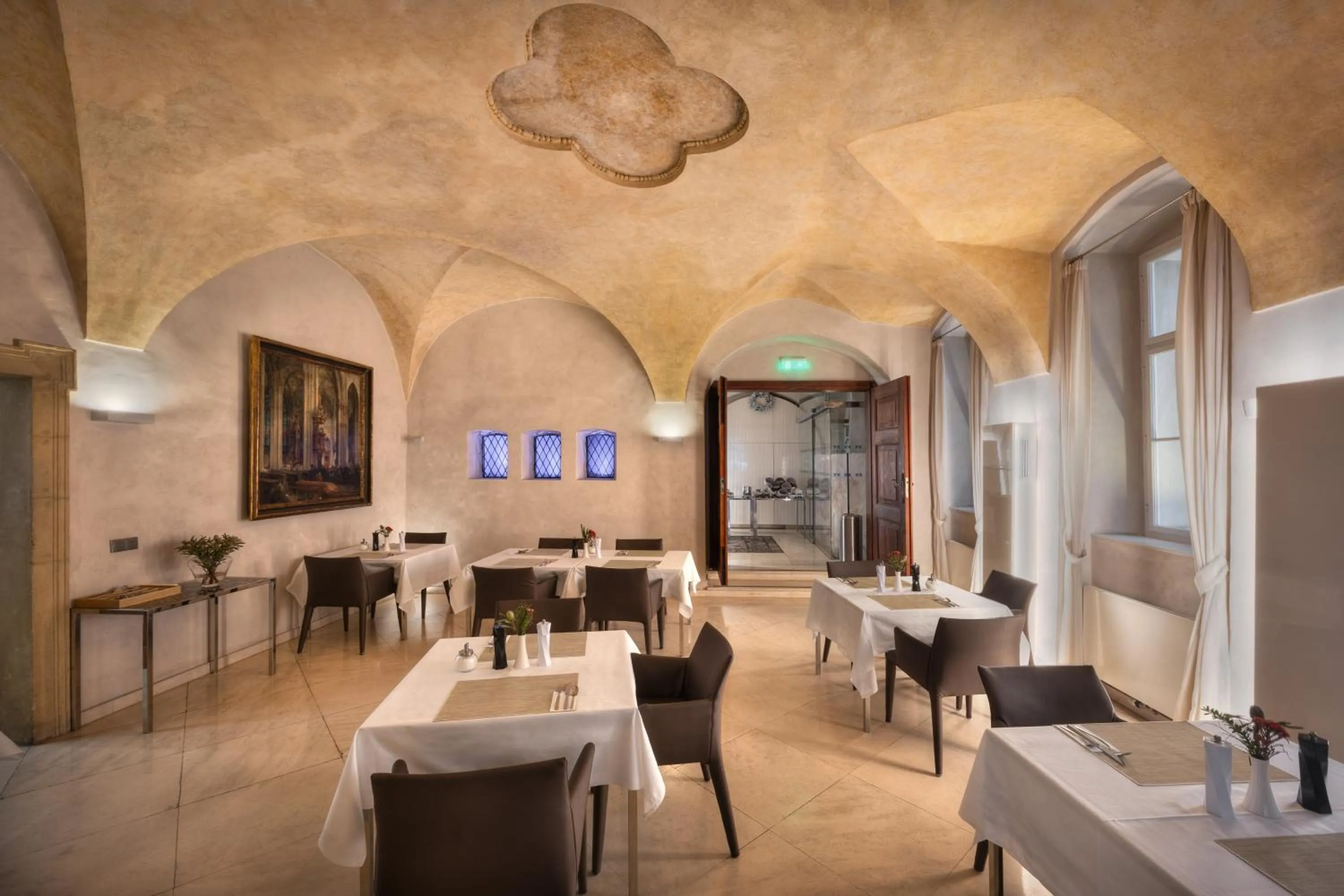 Breakfast in Three Storks