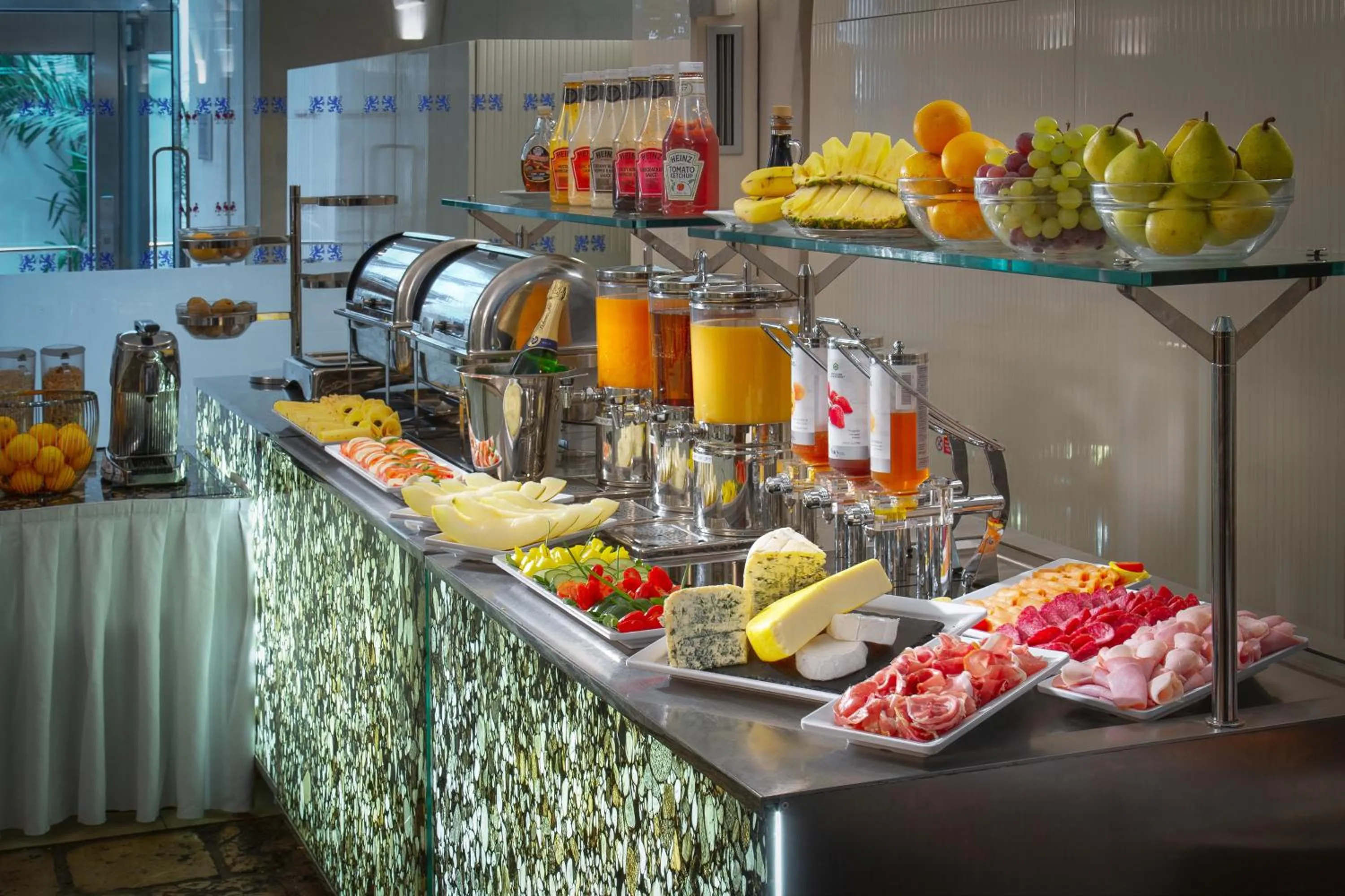 Food and drinks in Three Storks