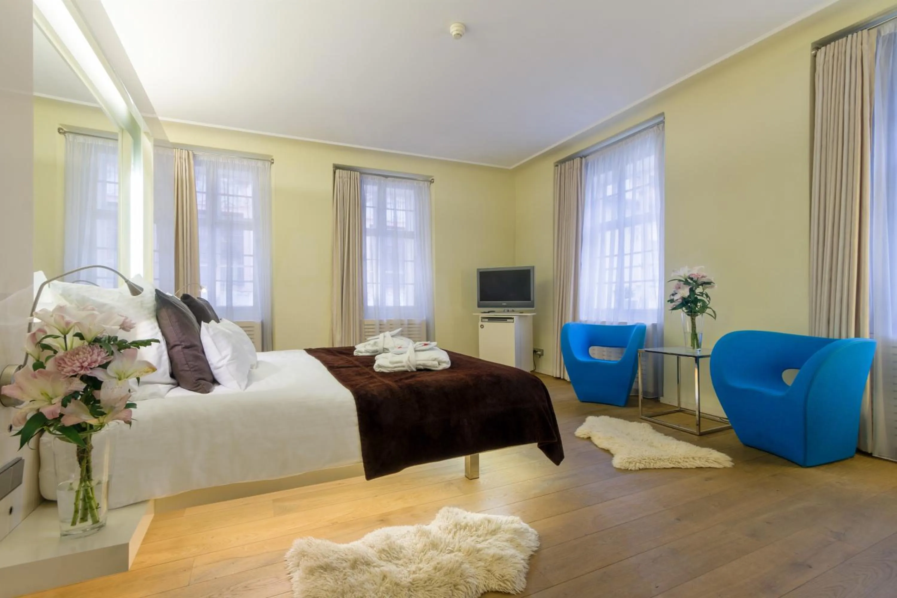 Bedroom, Bed in Three Storks