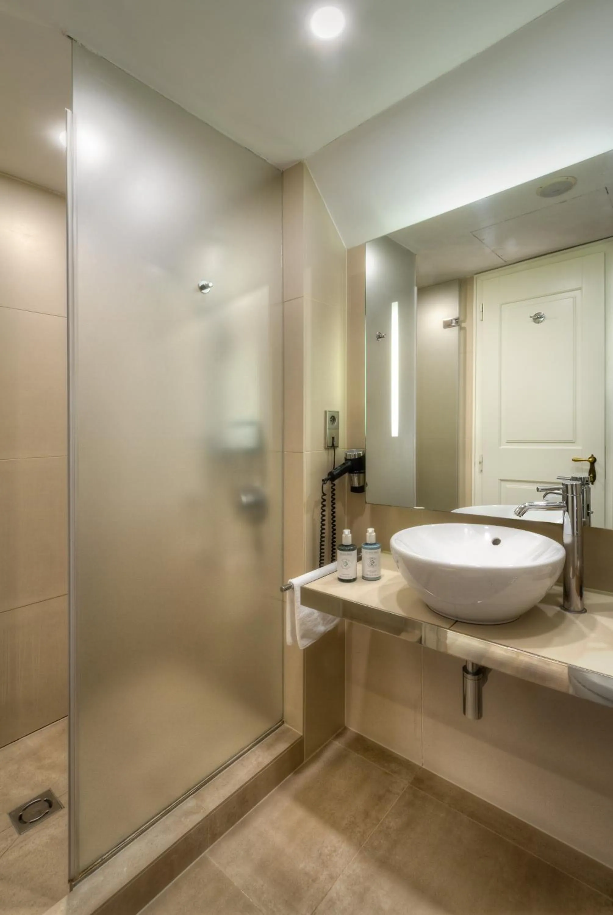 Shower in Three Storks