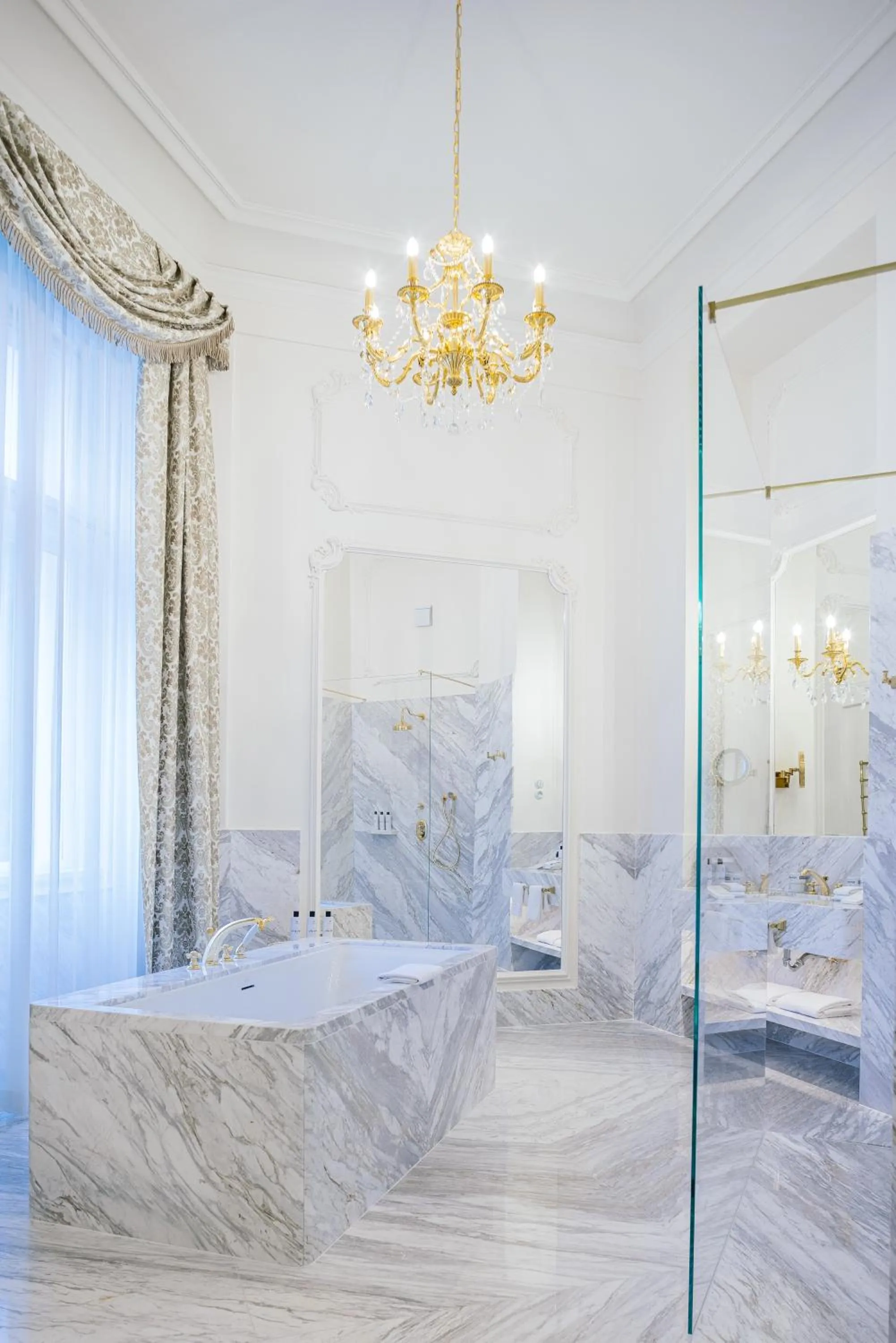 Shower, Bed in Grandhotel Pupp