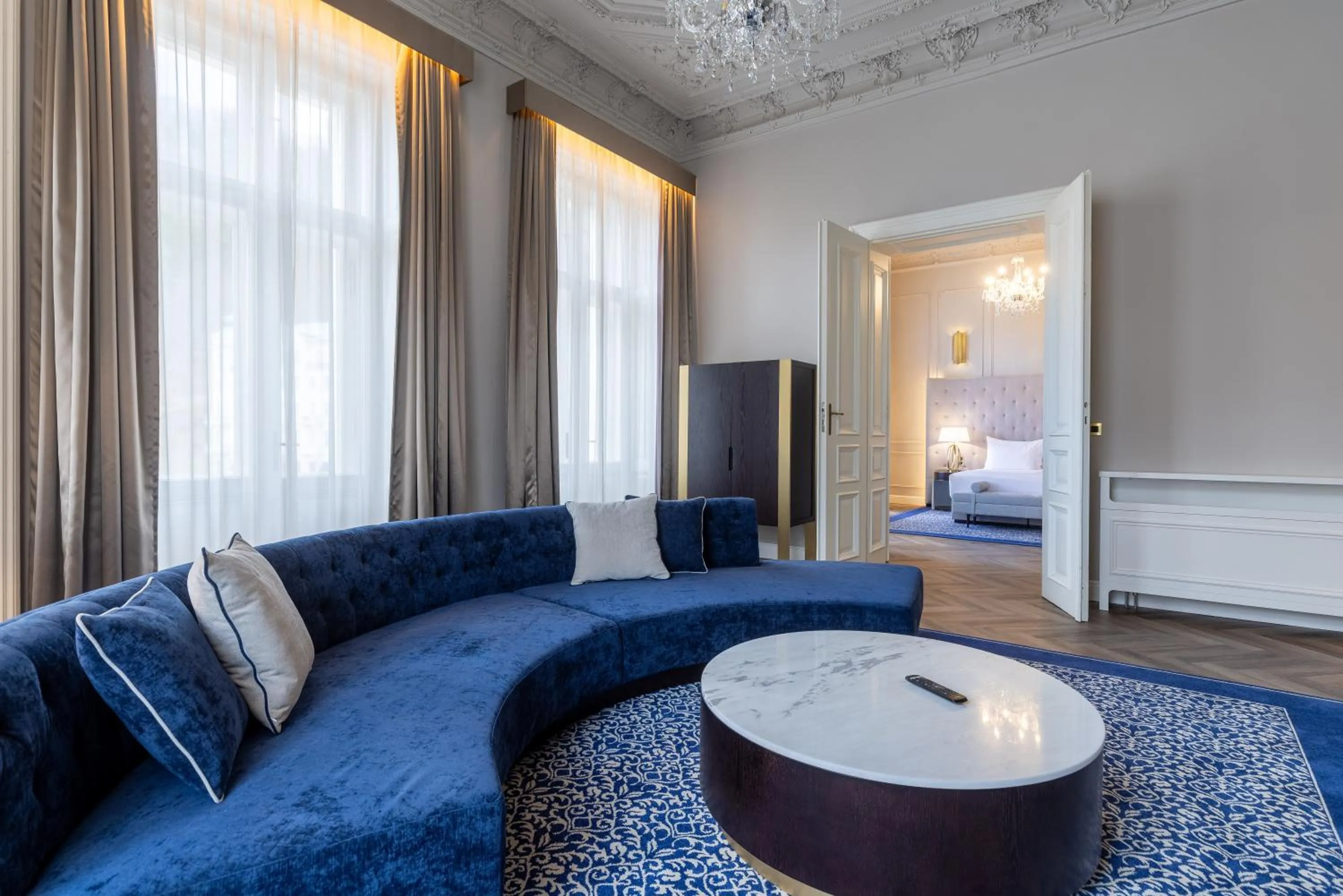 Living room, Bed in Grandhotel Pupp