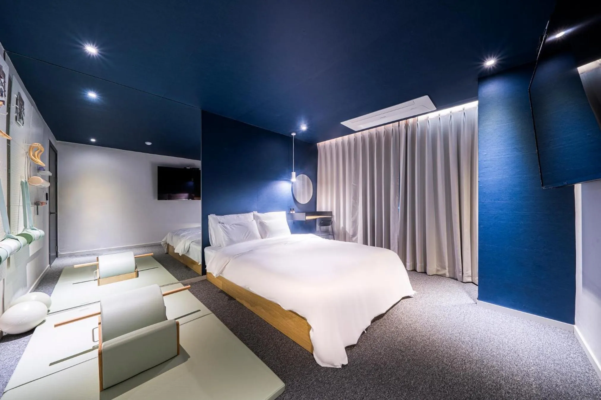 Bed in Croissant Hotel Guri by Aank