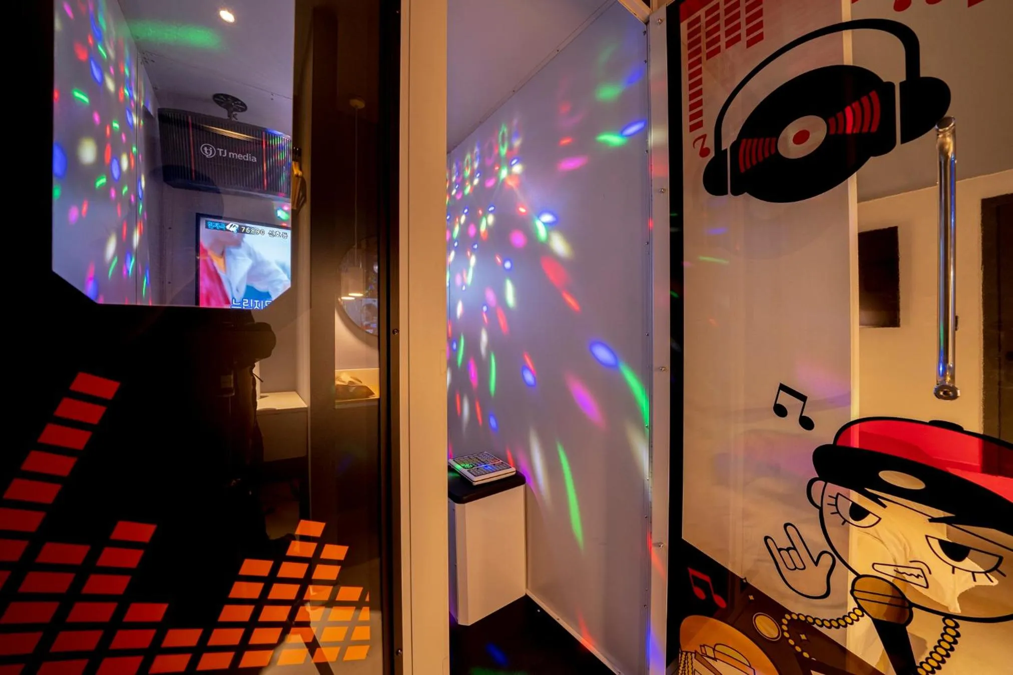 TV and multimedia in Croissant Hotel Guri by Aank