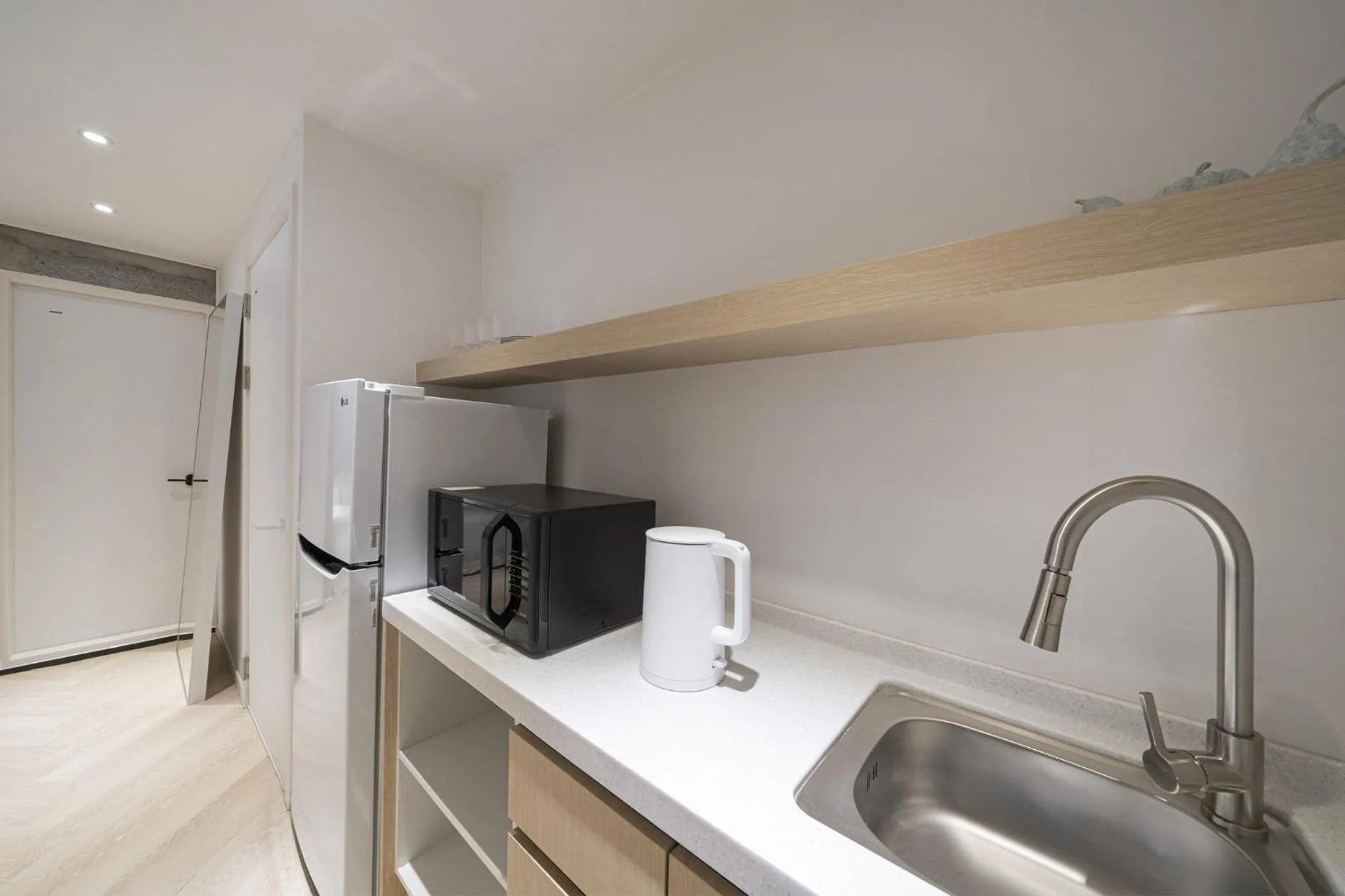 Coffee/tea facilities in Croissant Hotel Guri by Aank