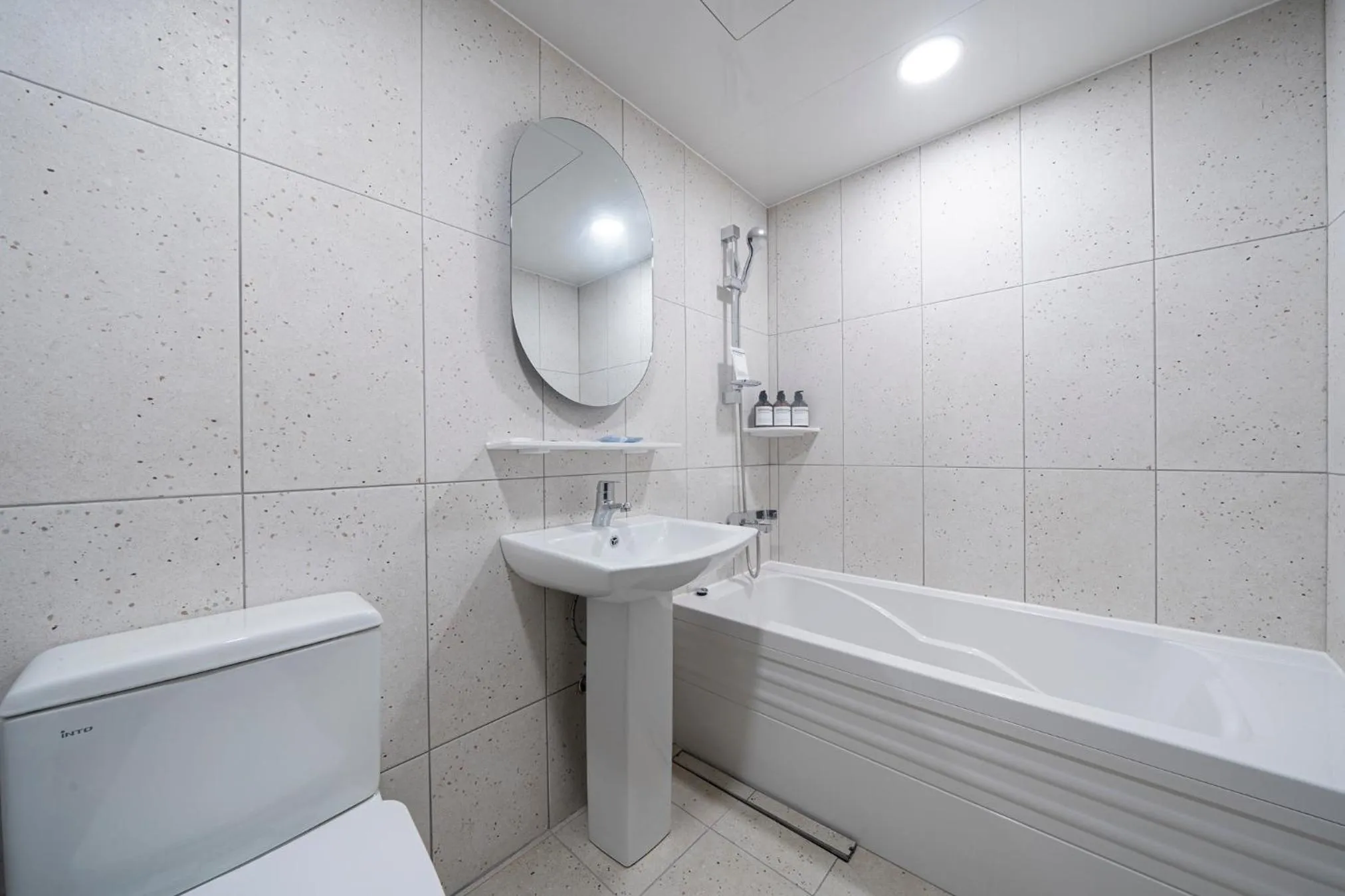 Shower in Croissant Hotel Guri by Aank