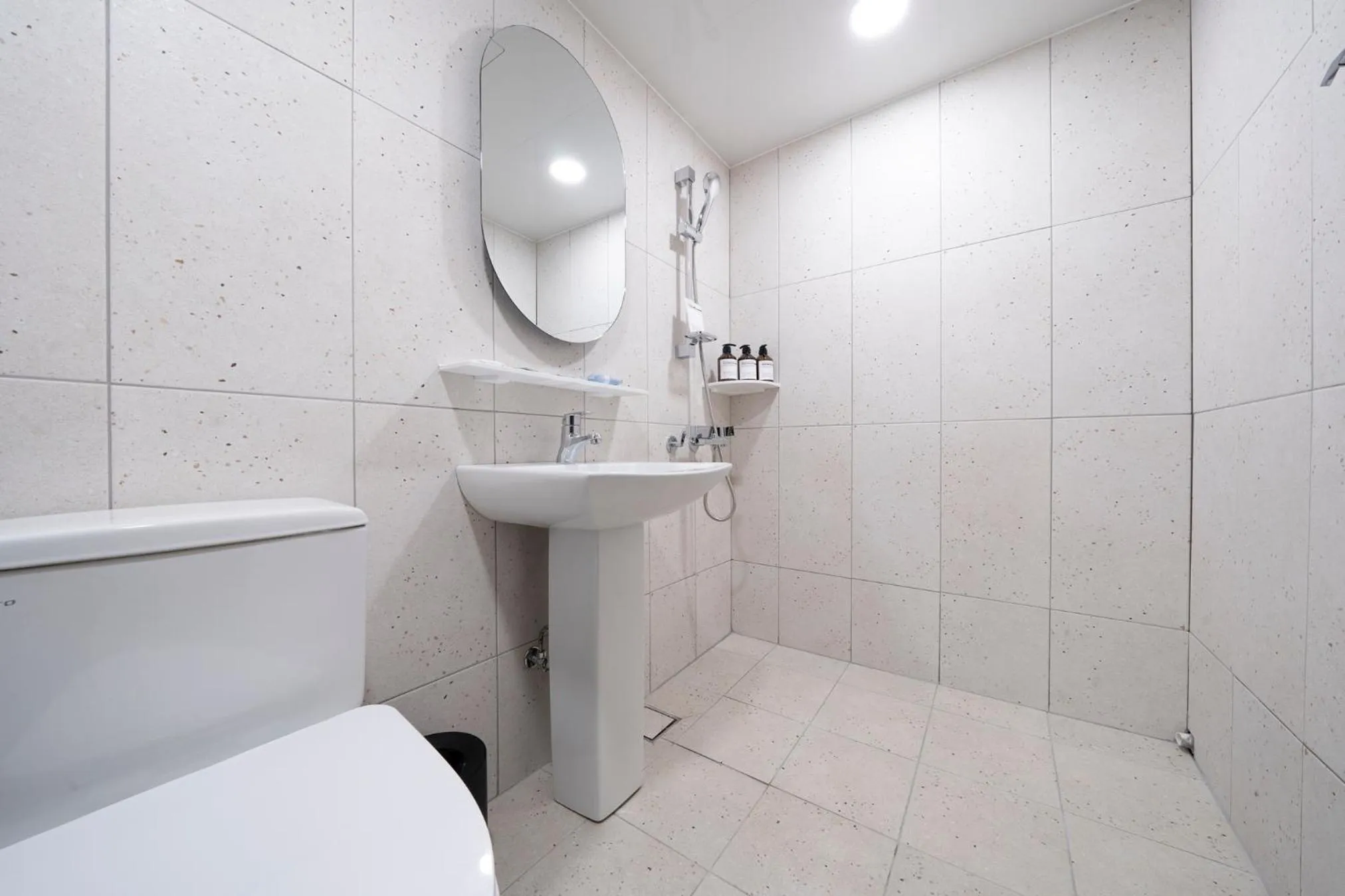 Shower in Croissant Hotel Guri by Aank