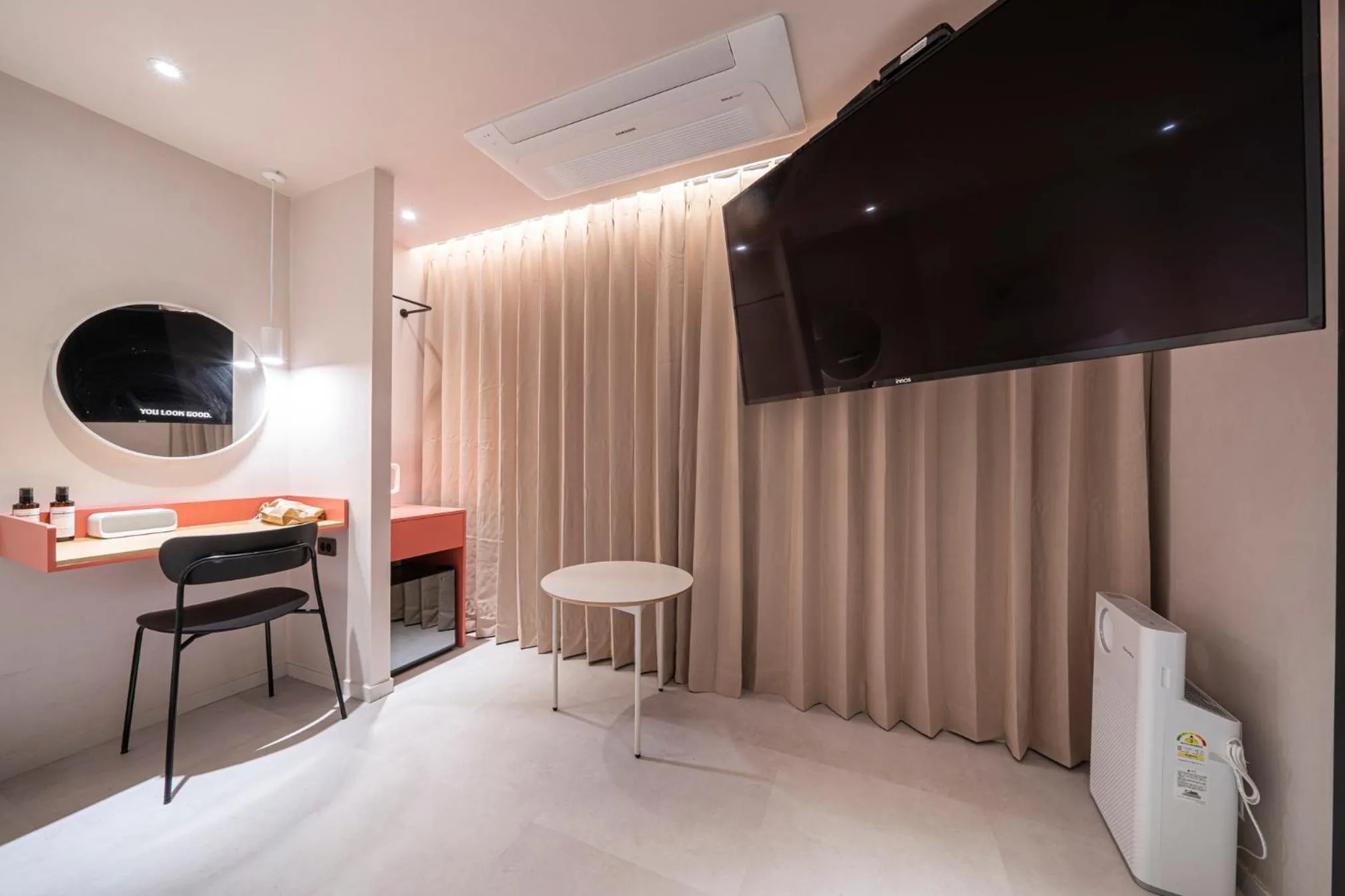 TV and multimedia in Croissant Hotel Guri by Aank