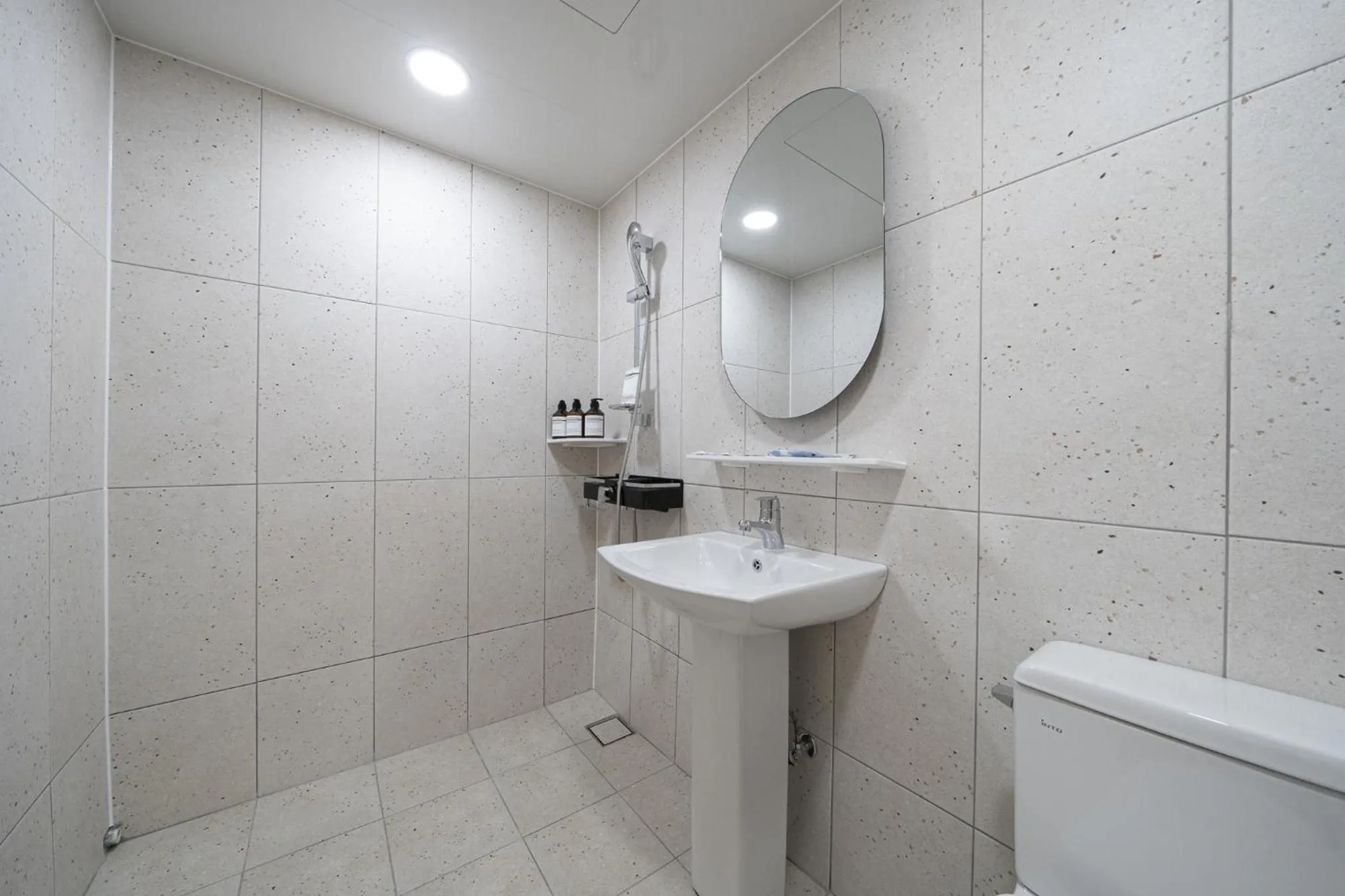 Shower in Croissant Hotel Guri by Aank