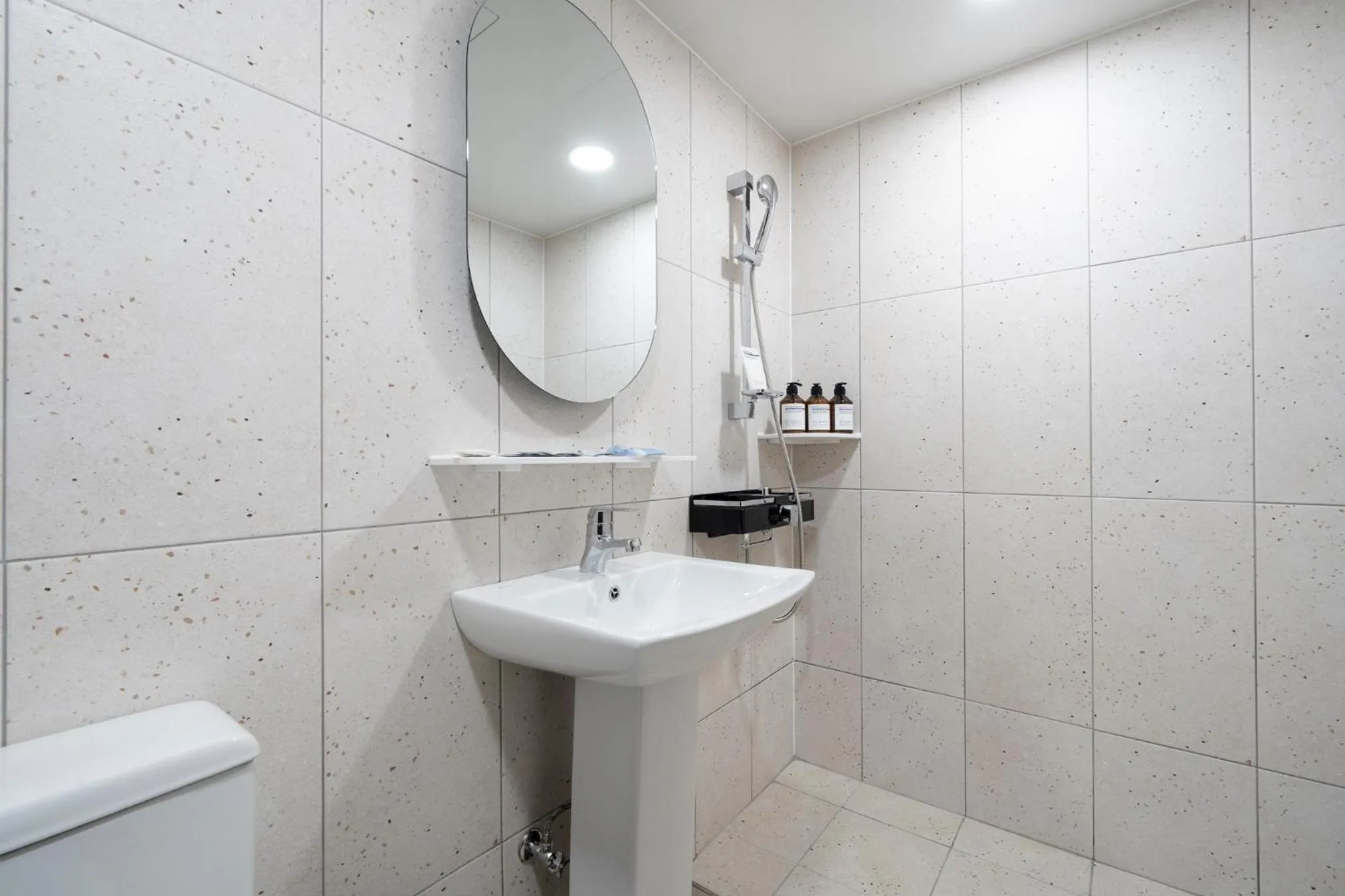 Toilet in Croissant Hotel Guri by Aank