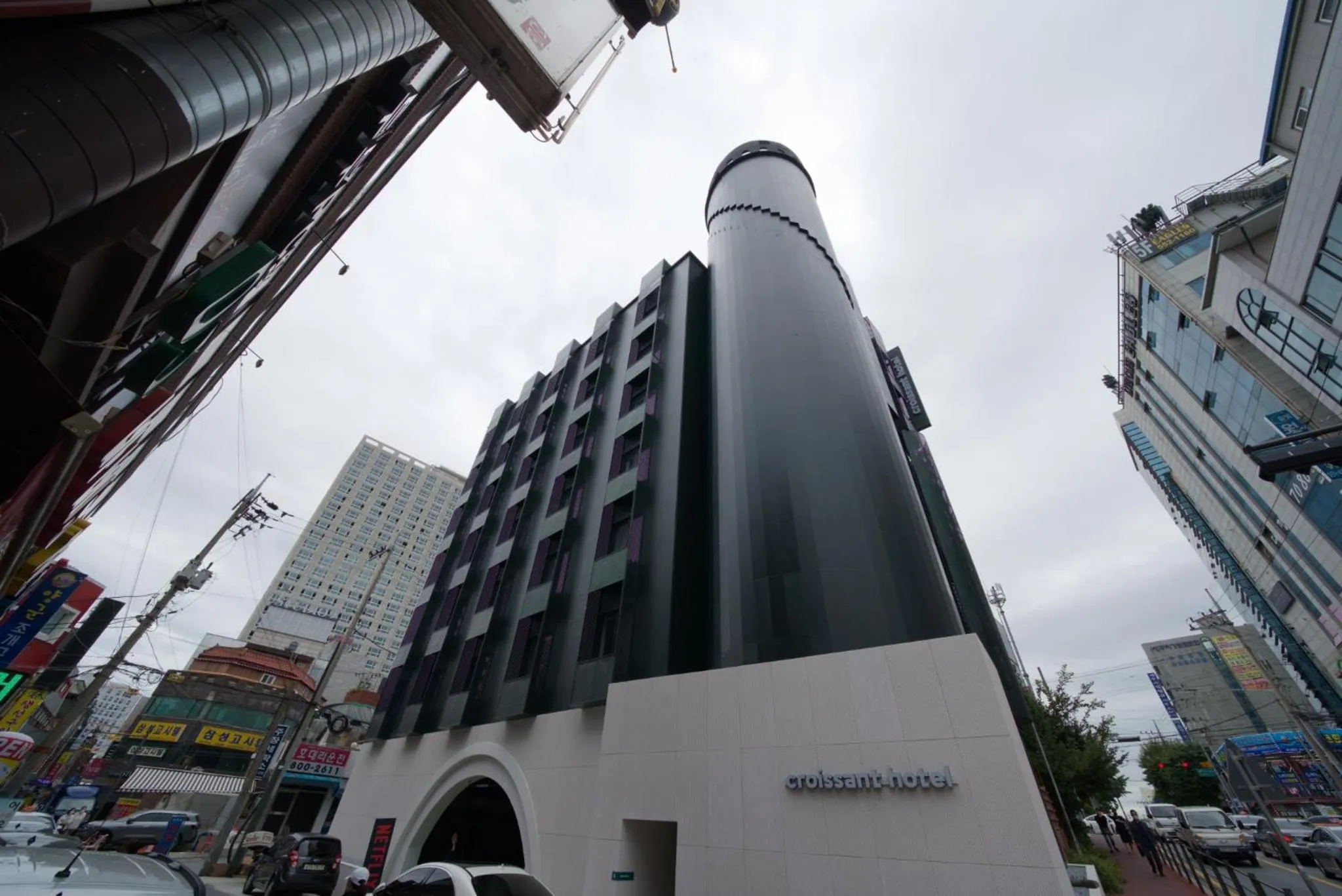 Property building in Croissant Hotel Guri by Aank