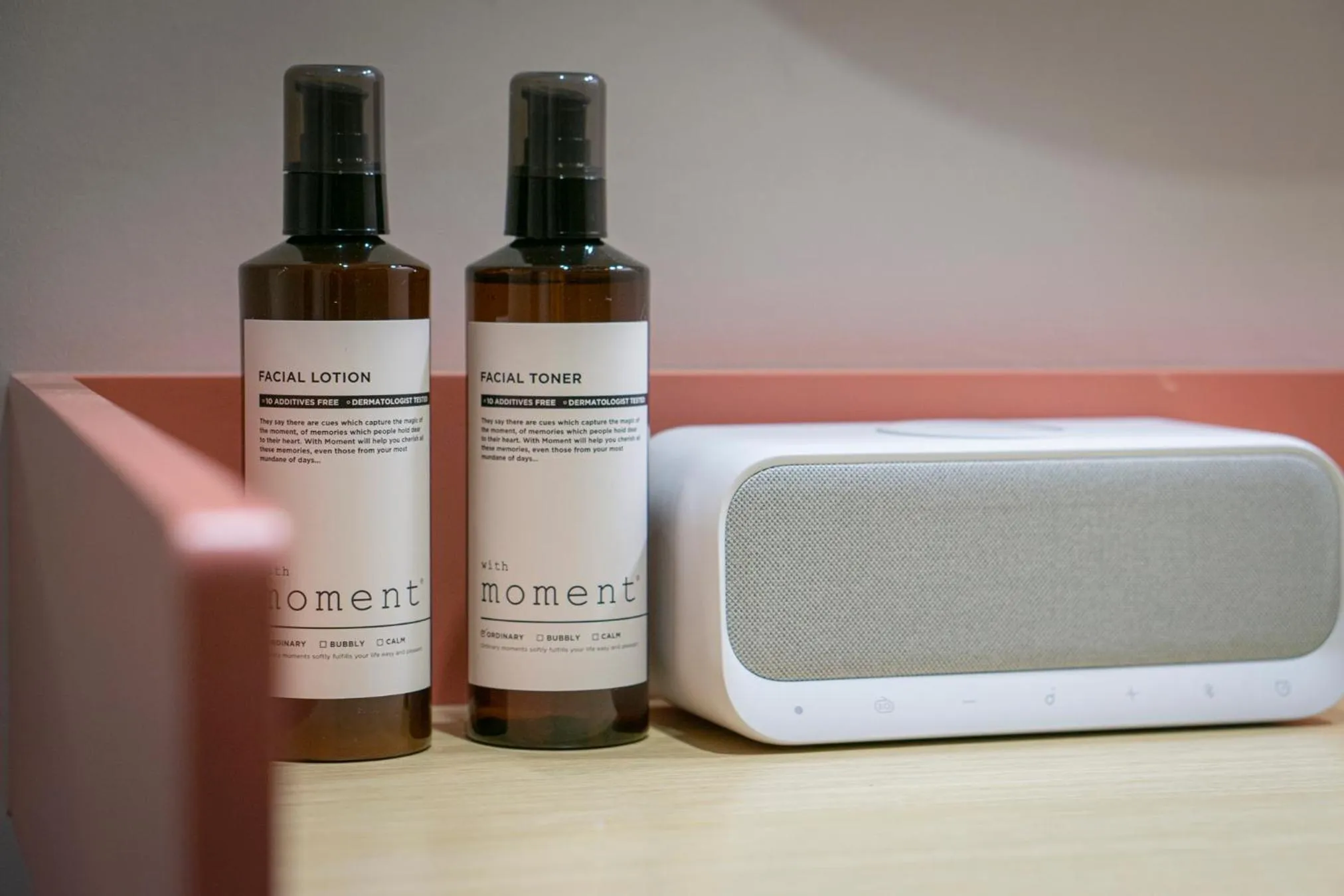 TV and multimedia in Croissant Hotel Guri by Aank