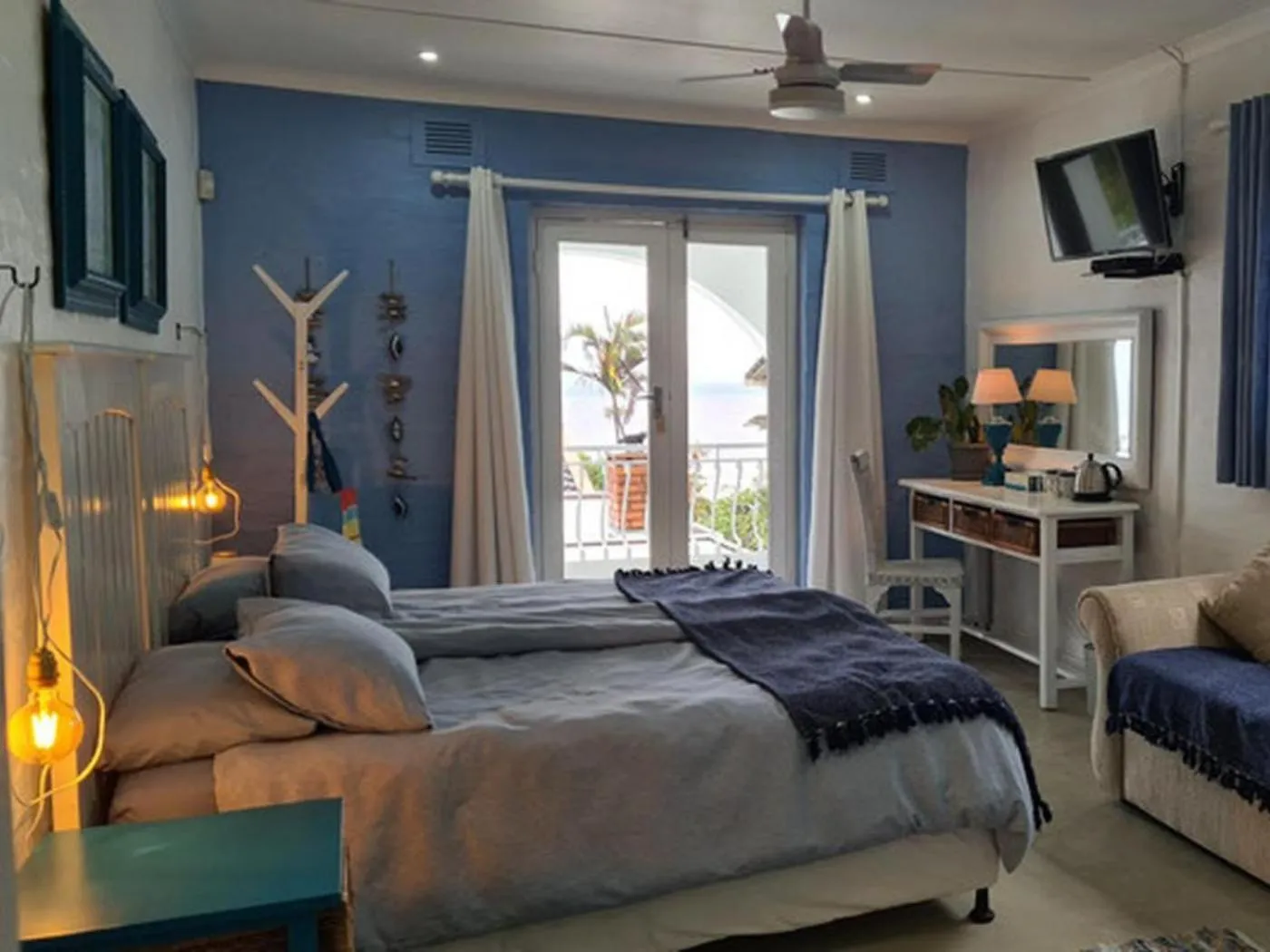 Bedroom, Bed in ThE LaZy ShArK