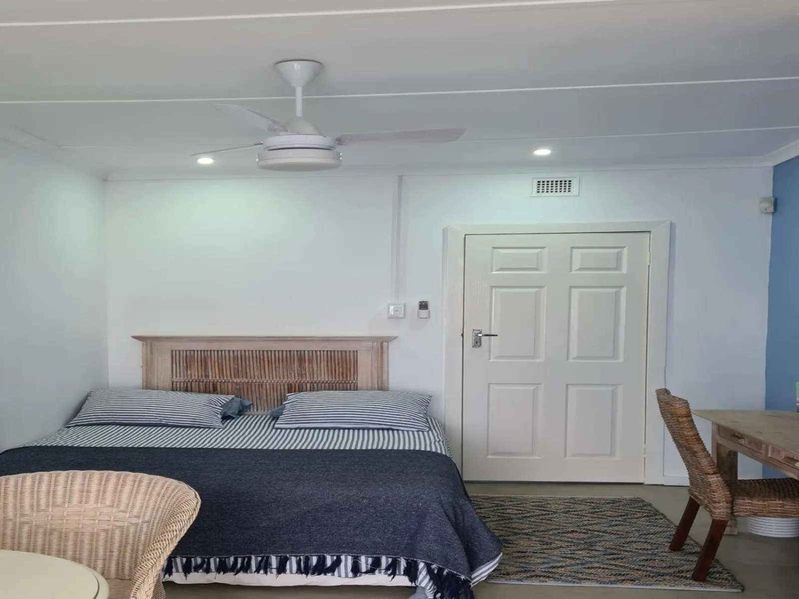 Bed in ThE LaZy ShArK