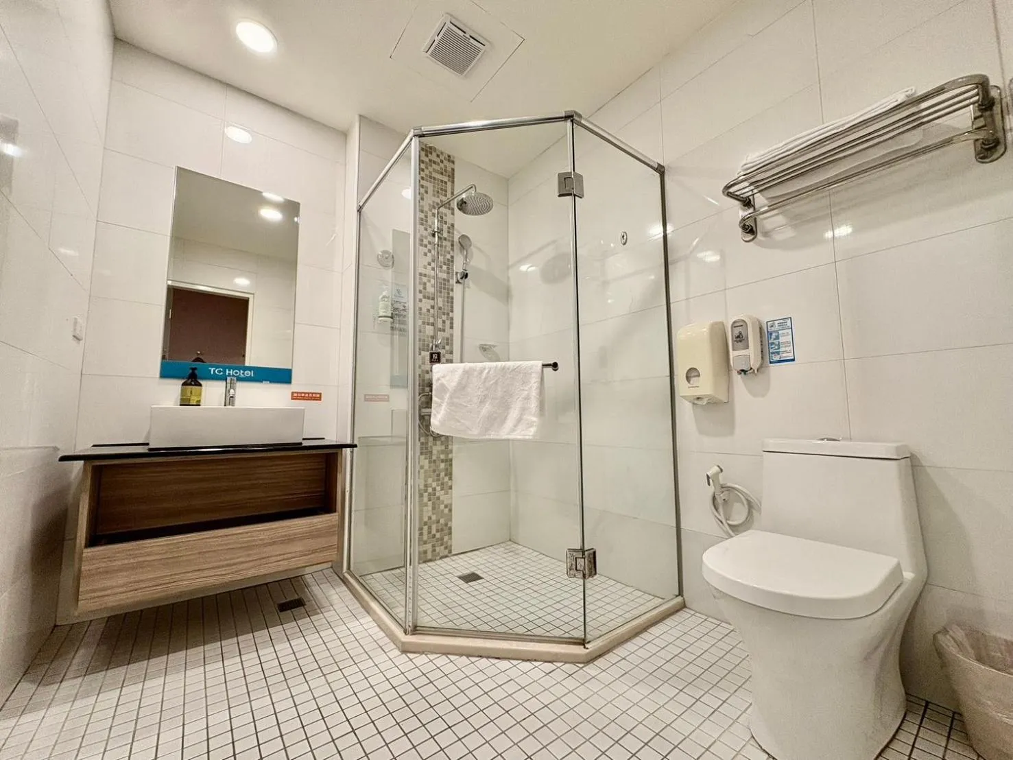 Shower in Tc慢旅花蓮館-近東大門夜市市中心