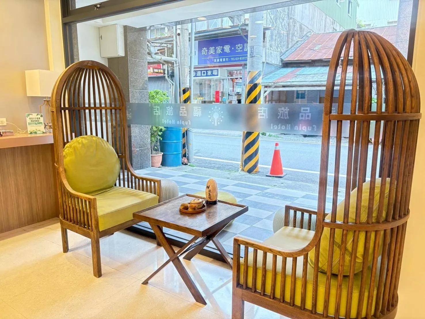 Seating area in Tc慢旅花蓮館-近東大門夜市市中心