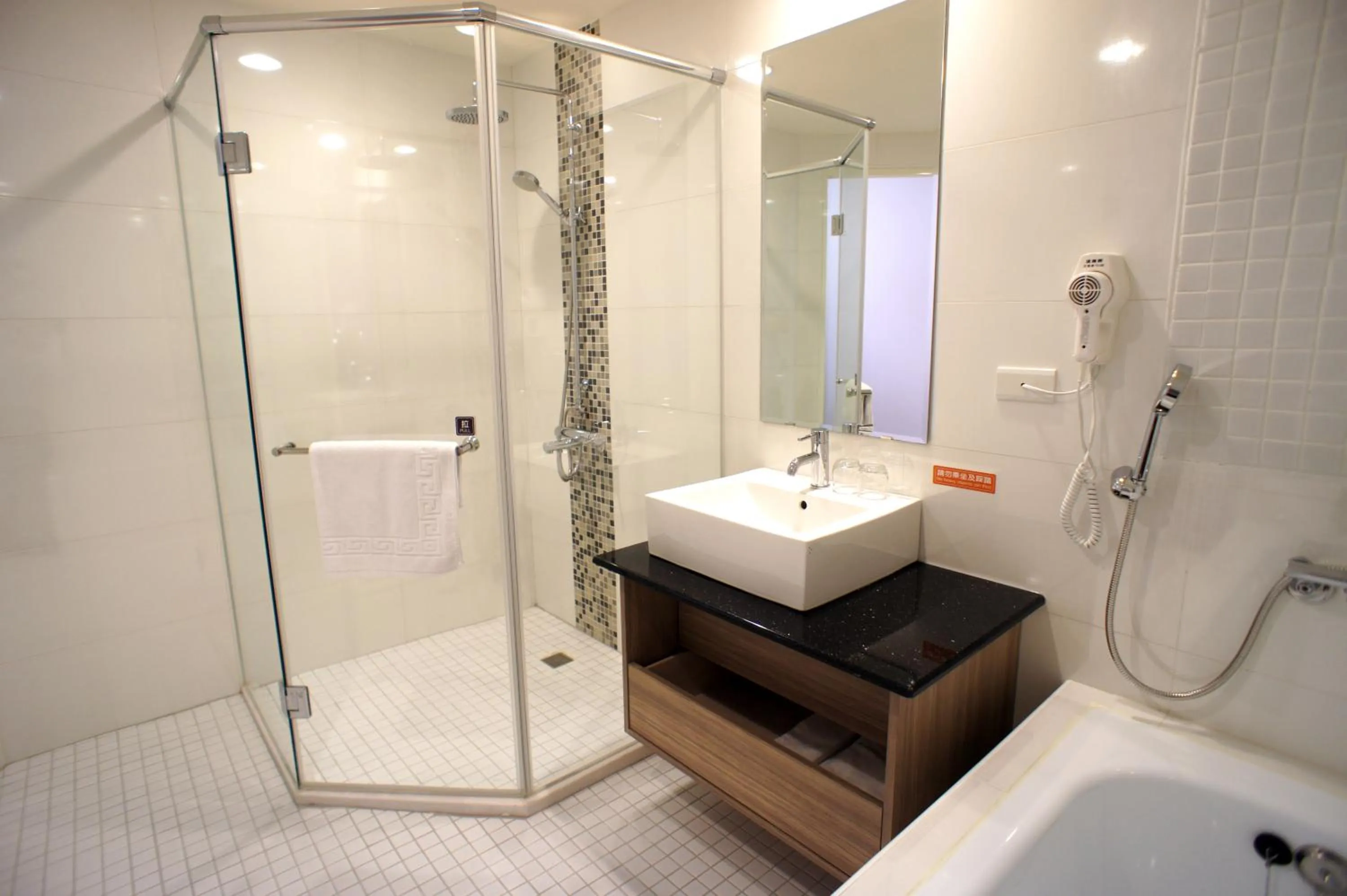 Shower in Tc慢旅花蓮館-近東大門夜市市中心