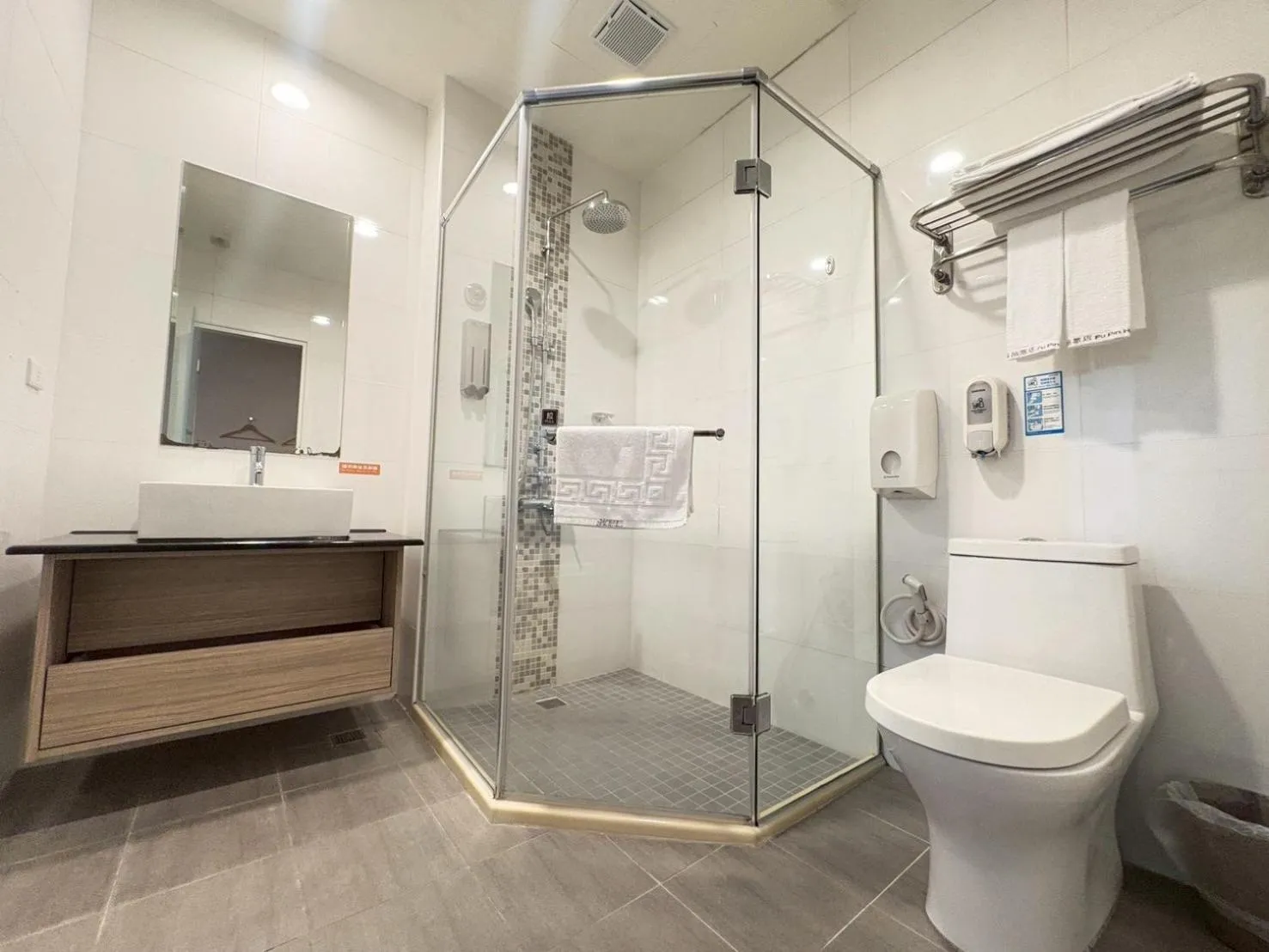 Shower in Tc慢旅花蓮館-近東大門夜市市中心