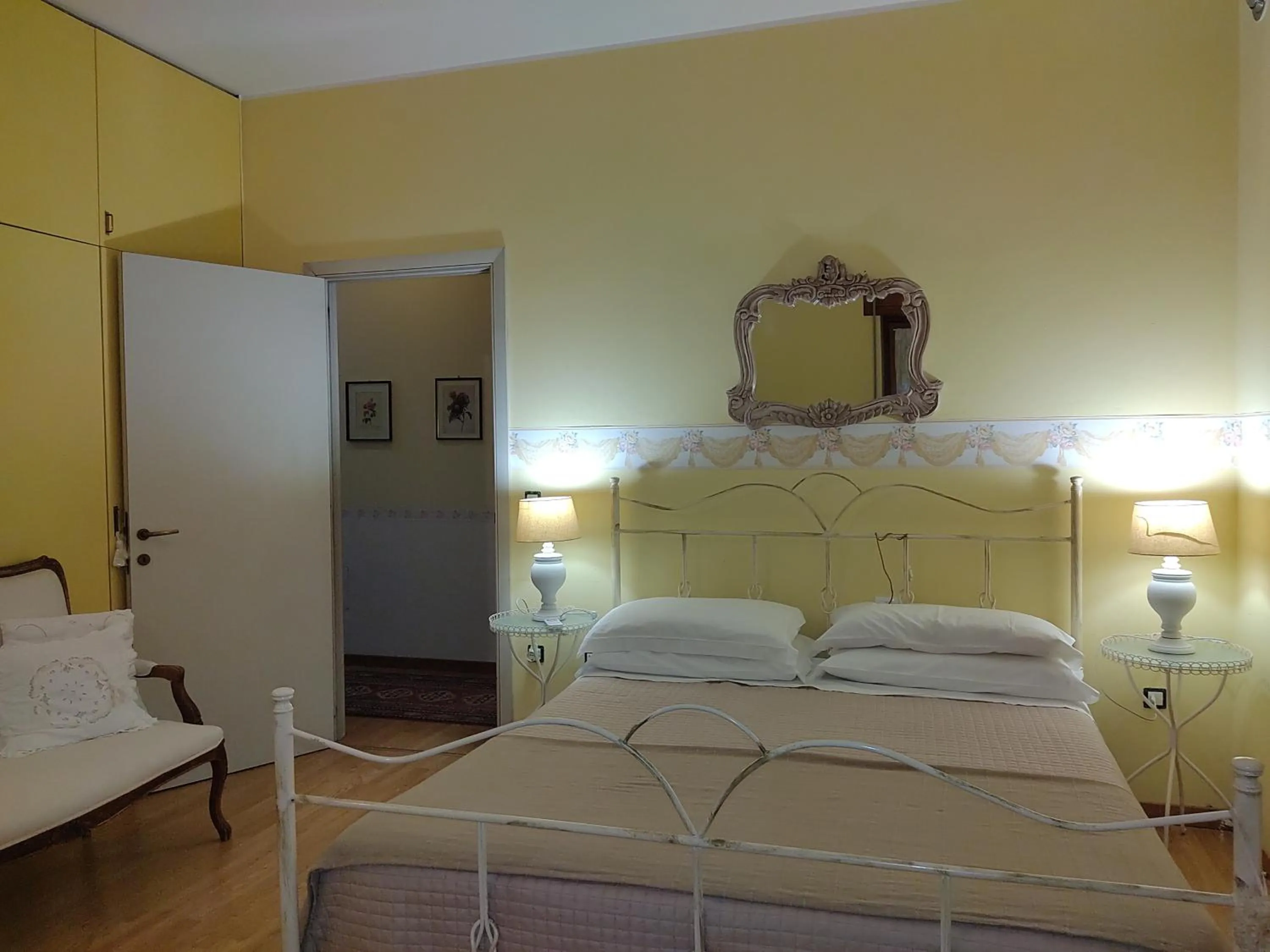 Bed in Villa Carol Appartamento e B&B