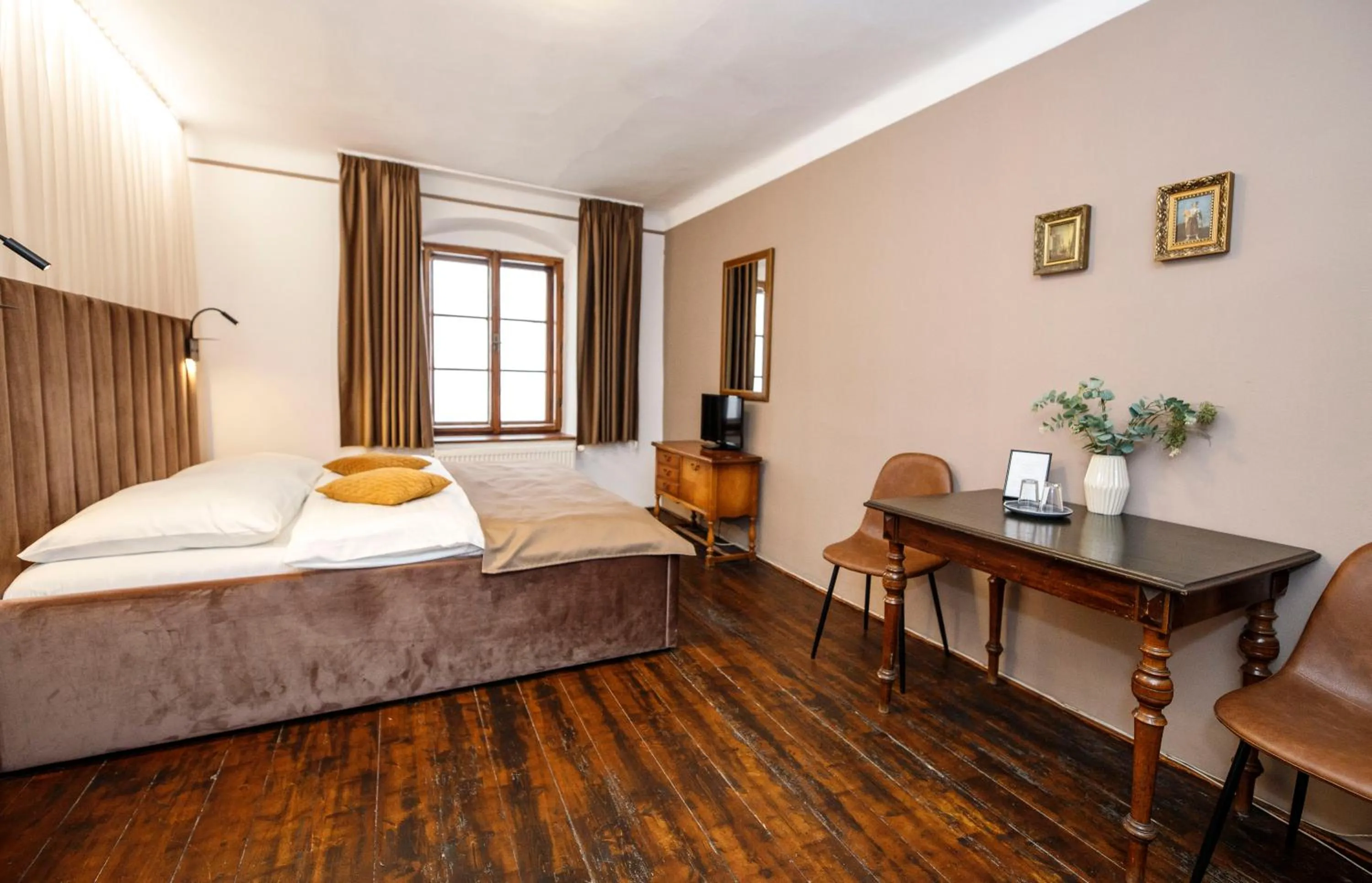 Seating area, Bed in Hotel Svambersky dum