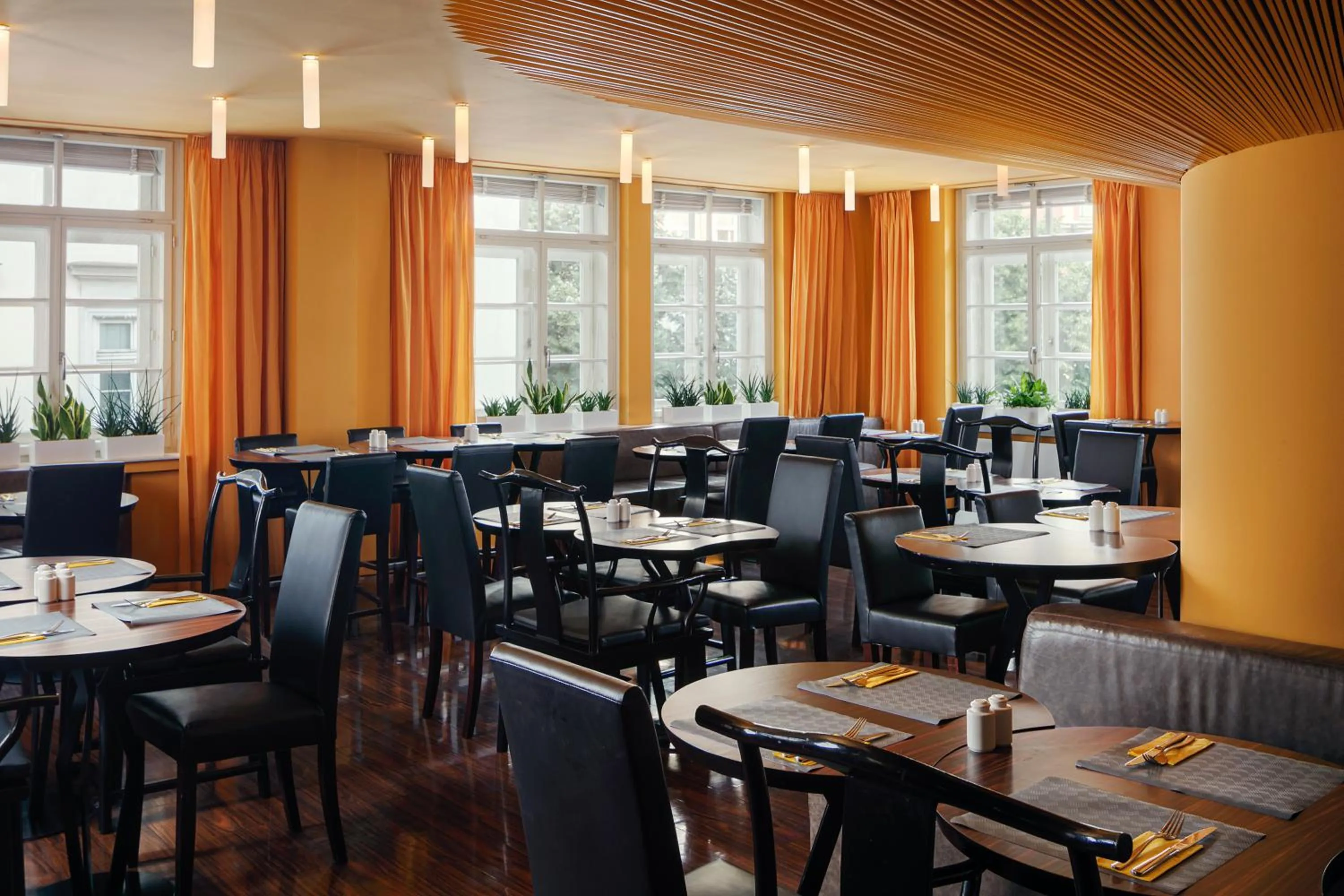 Restaurant/places to eat in Perla Hotel