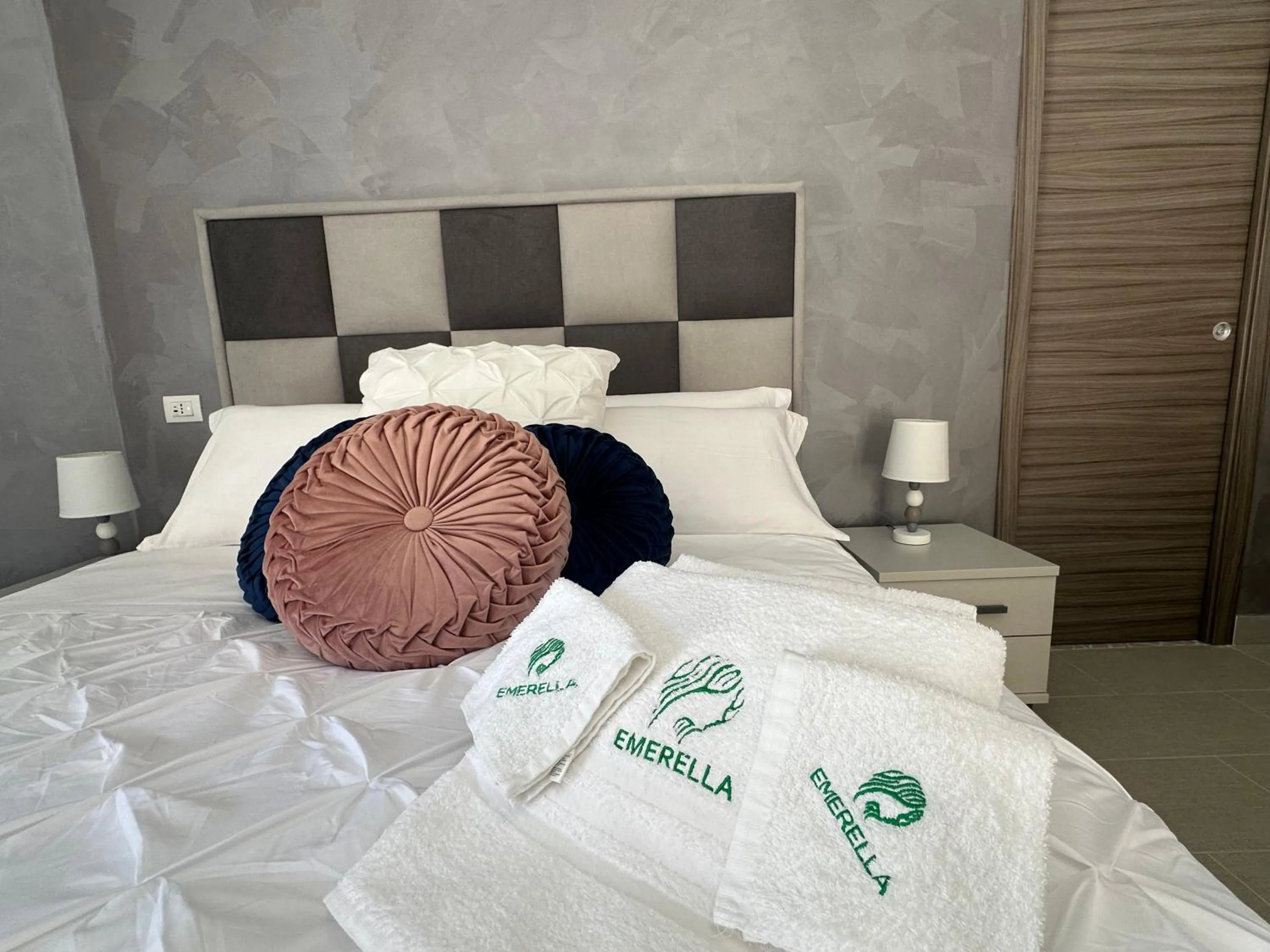 towels, Bed in Emerella Luxury Suites-Siderno Lungomare