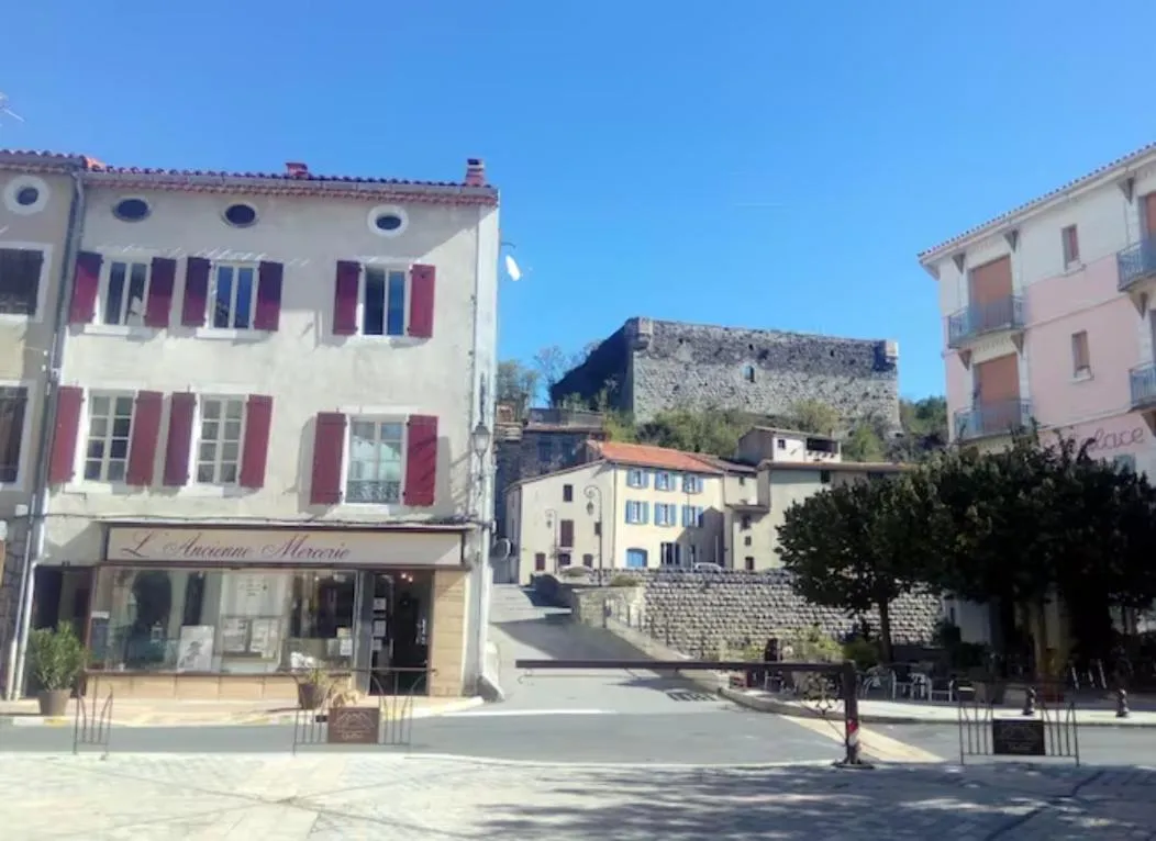 Street view in Chateau View Chambres d'hôtes