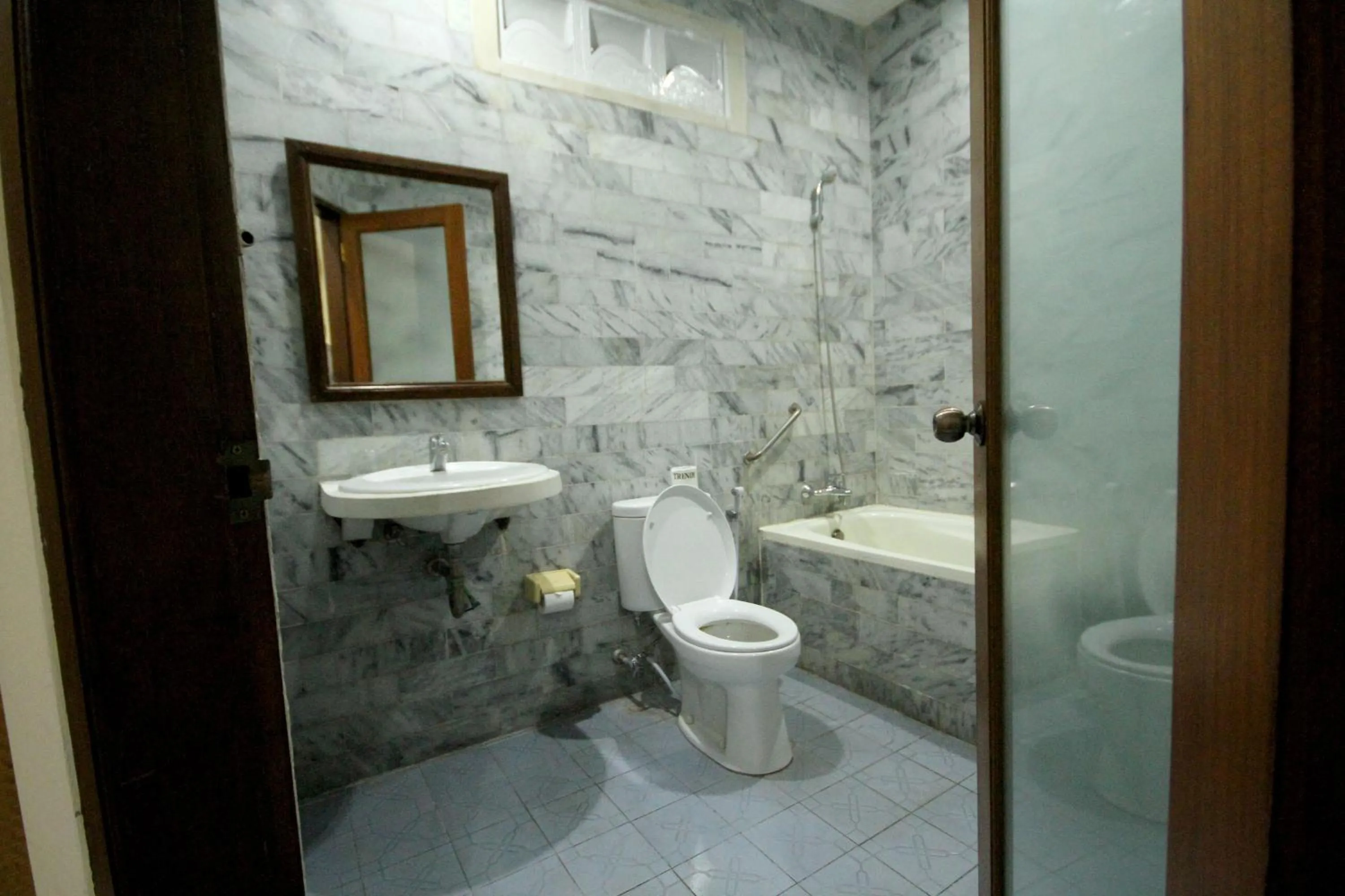 Toilet in Swastika Guesthouse Sanur