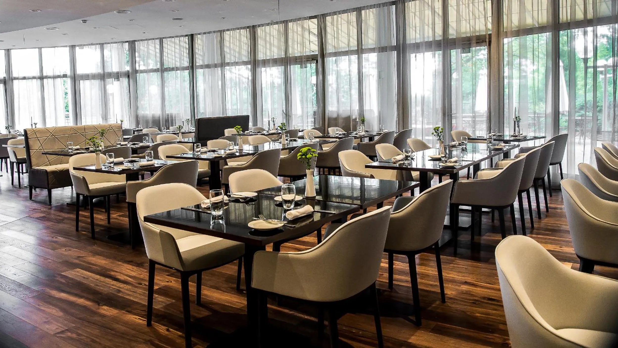 Restaurant/places to eat in NH Prague City